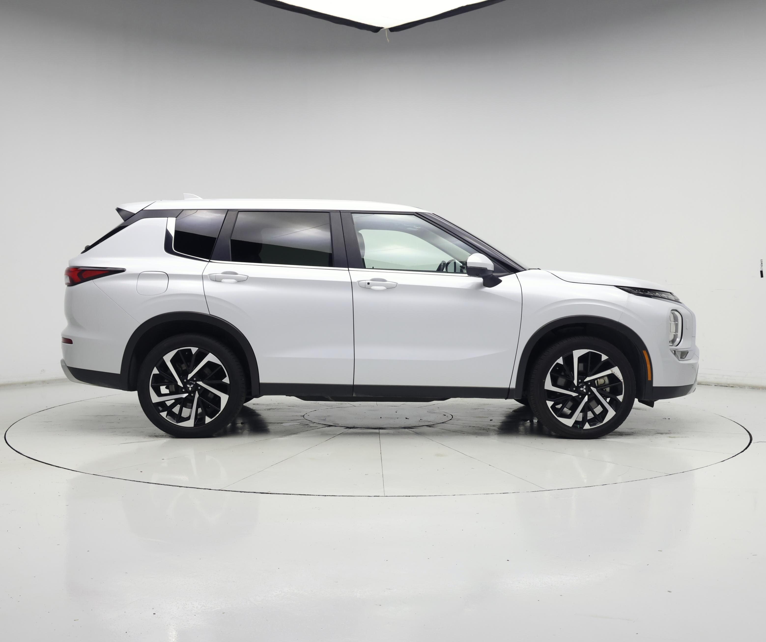 Thumbnail: 2024 Mitsubishi Outlander - 7