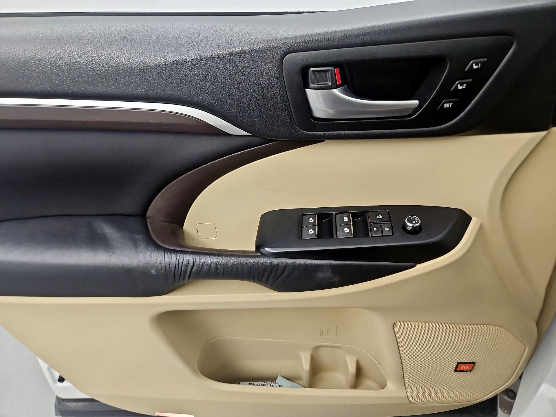 Thumbnail: 2016 Toyota Highlander - 12