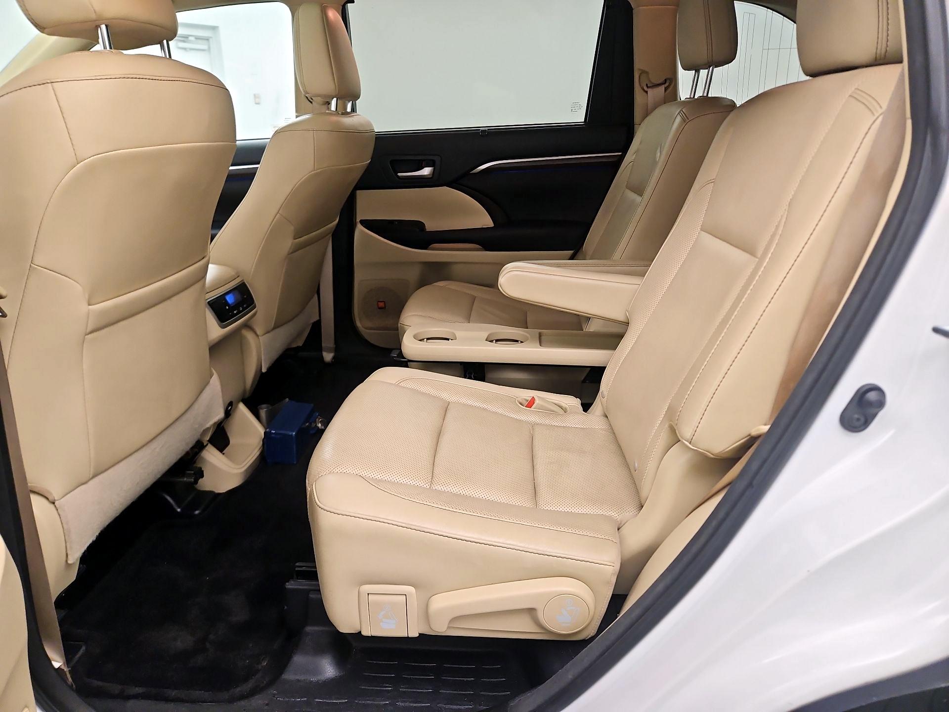 Thumbnail: 2016 Toyota Highlander - 20