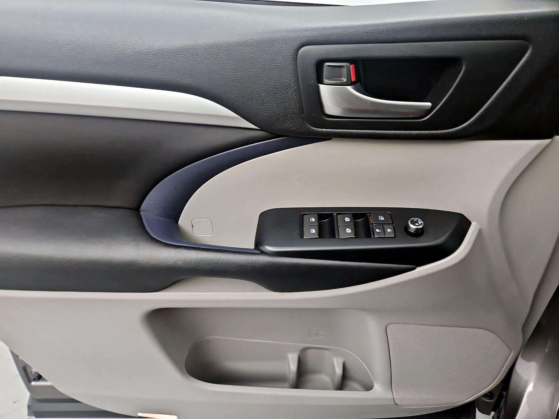 Thumbnail: 2017 Toyota Highlander - 12