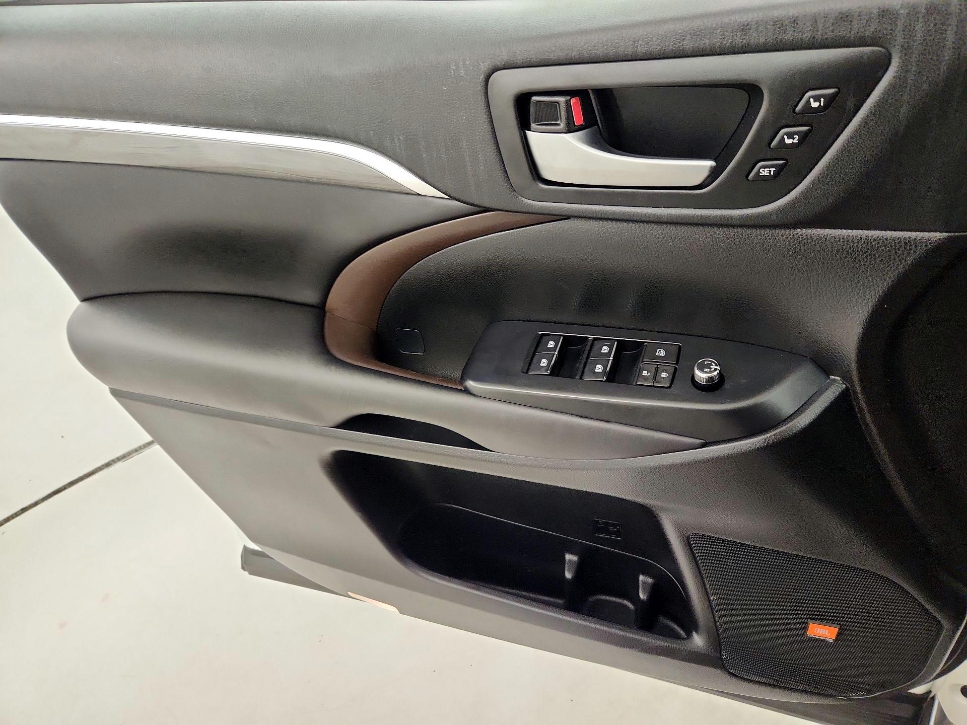 Thumbnail: 2019 Toyota Highlander - 12