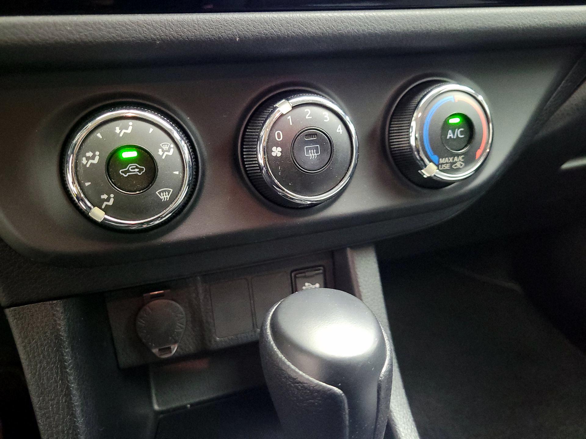 Thumbnail: 2015 Toyota Corolla - 15