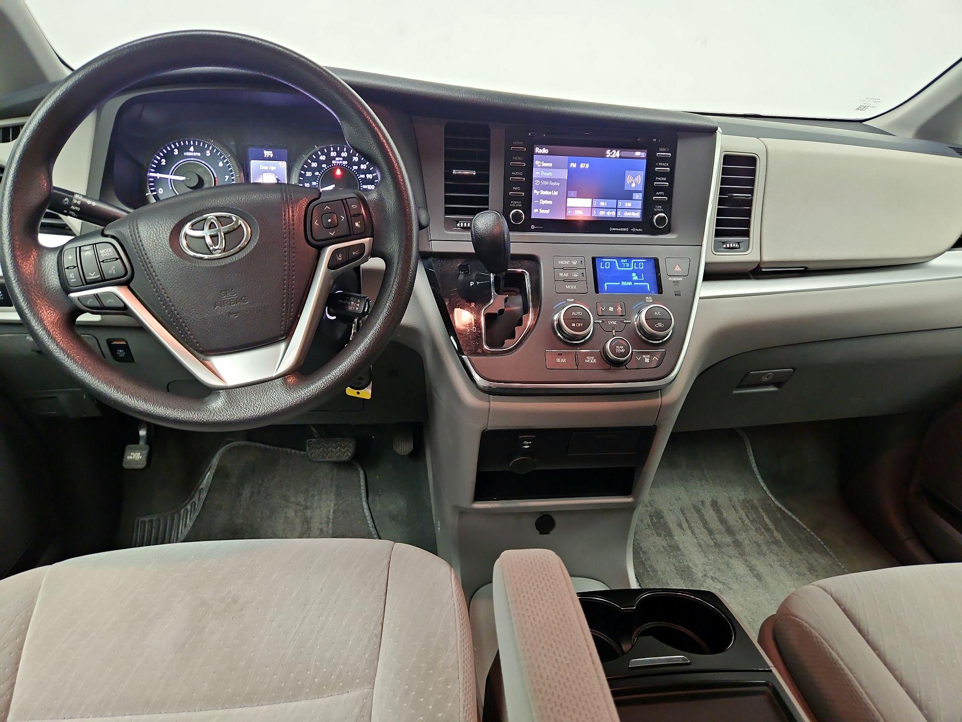 Thumbnail: 2018 Toyota Sienna - 9