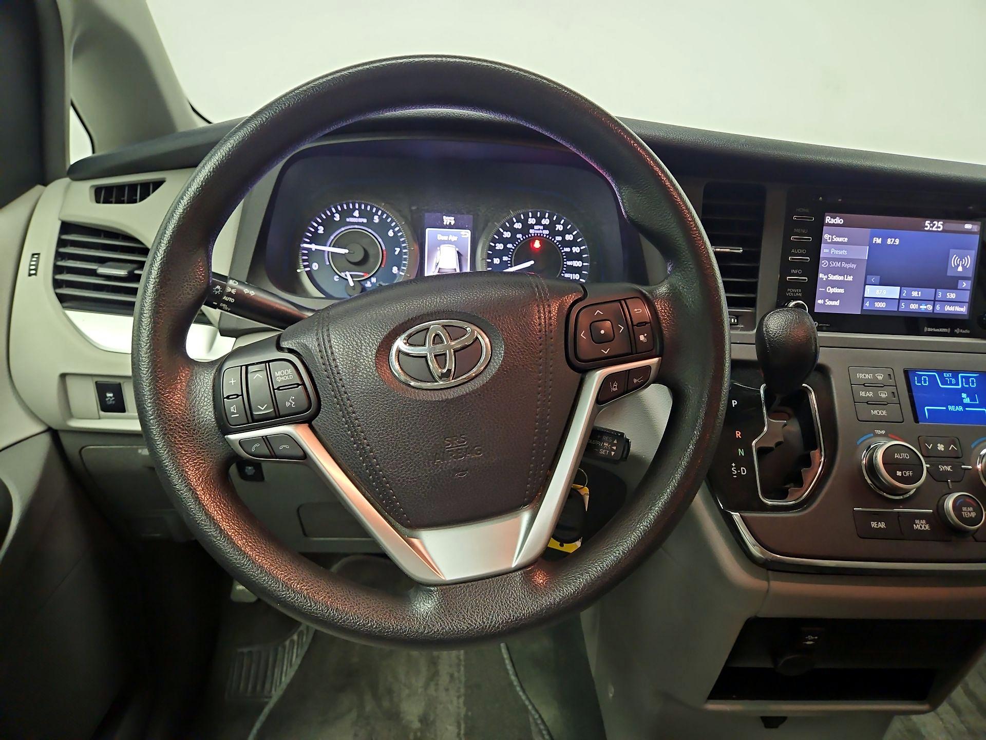 Thumbnail: 2018 Toyota Sienna - 10