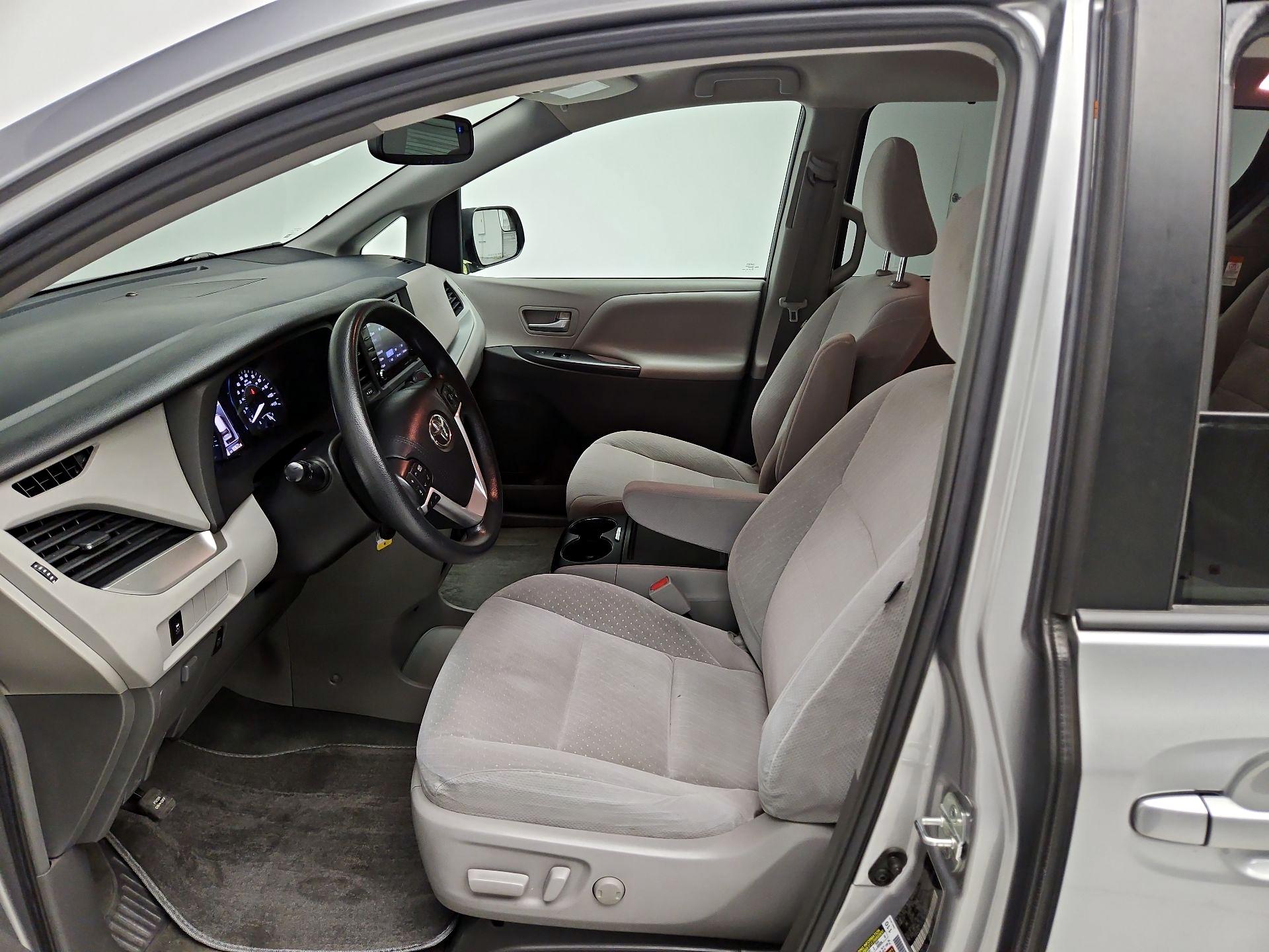 Thumbnail: 2018 Toyota Sienna - 11