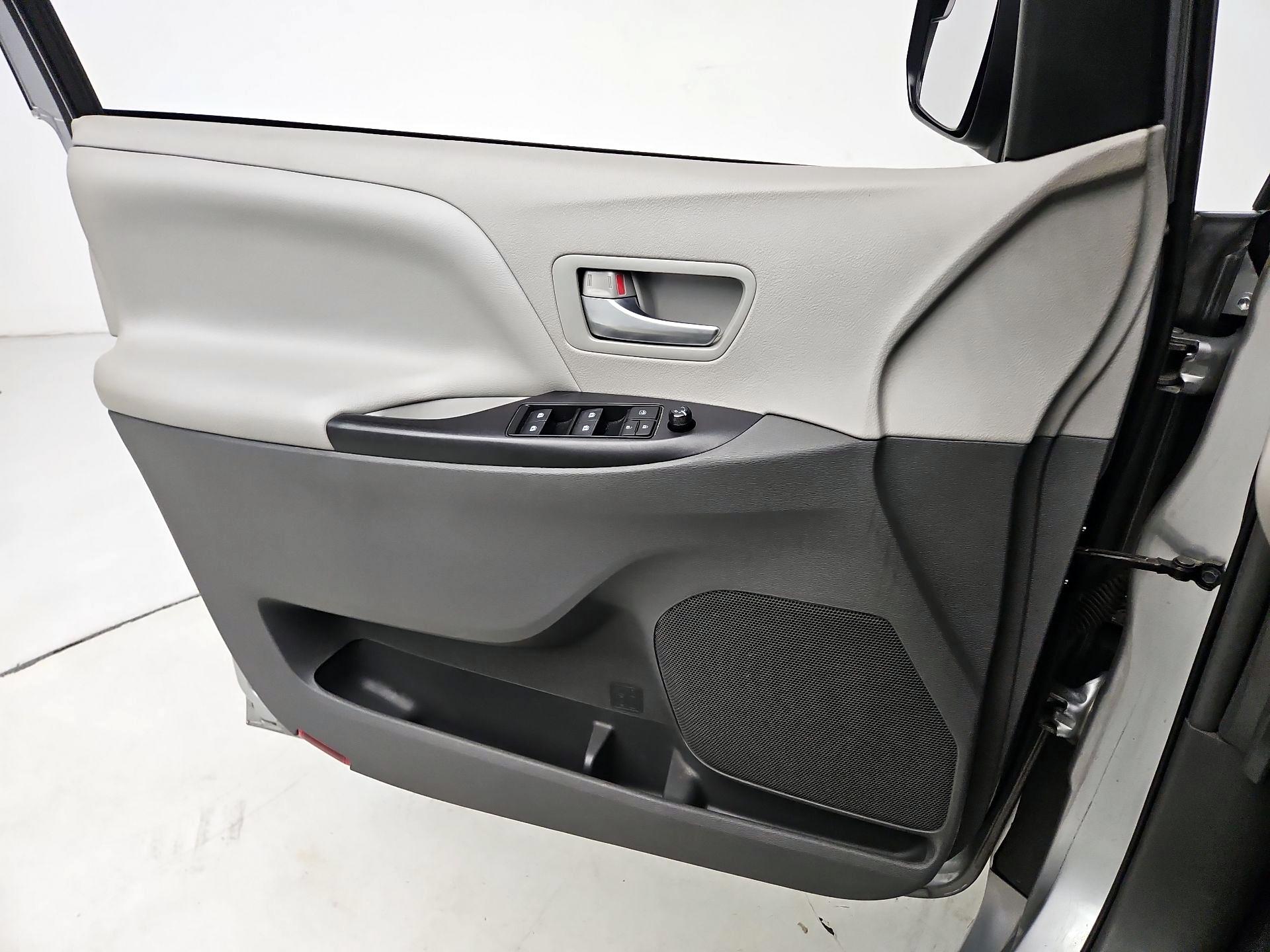 Thumbnail: 2018 Toyota Sienna - 12
