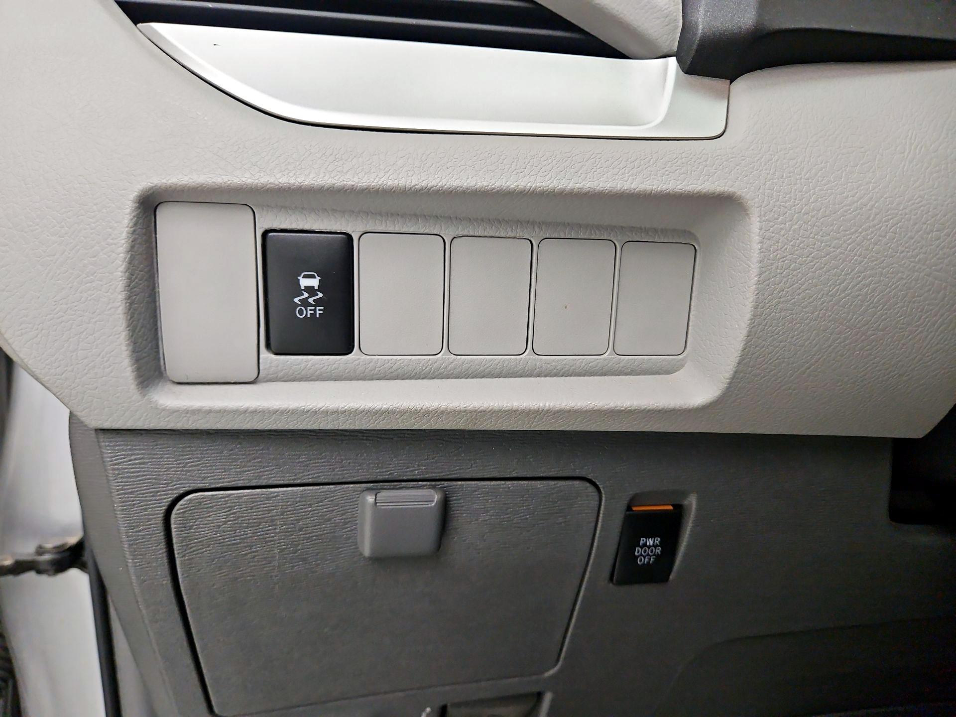 Thumbnail: 2018 Toyota Sienna - 13