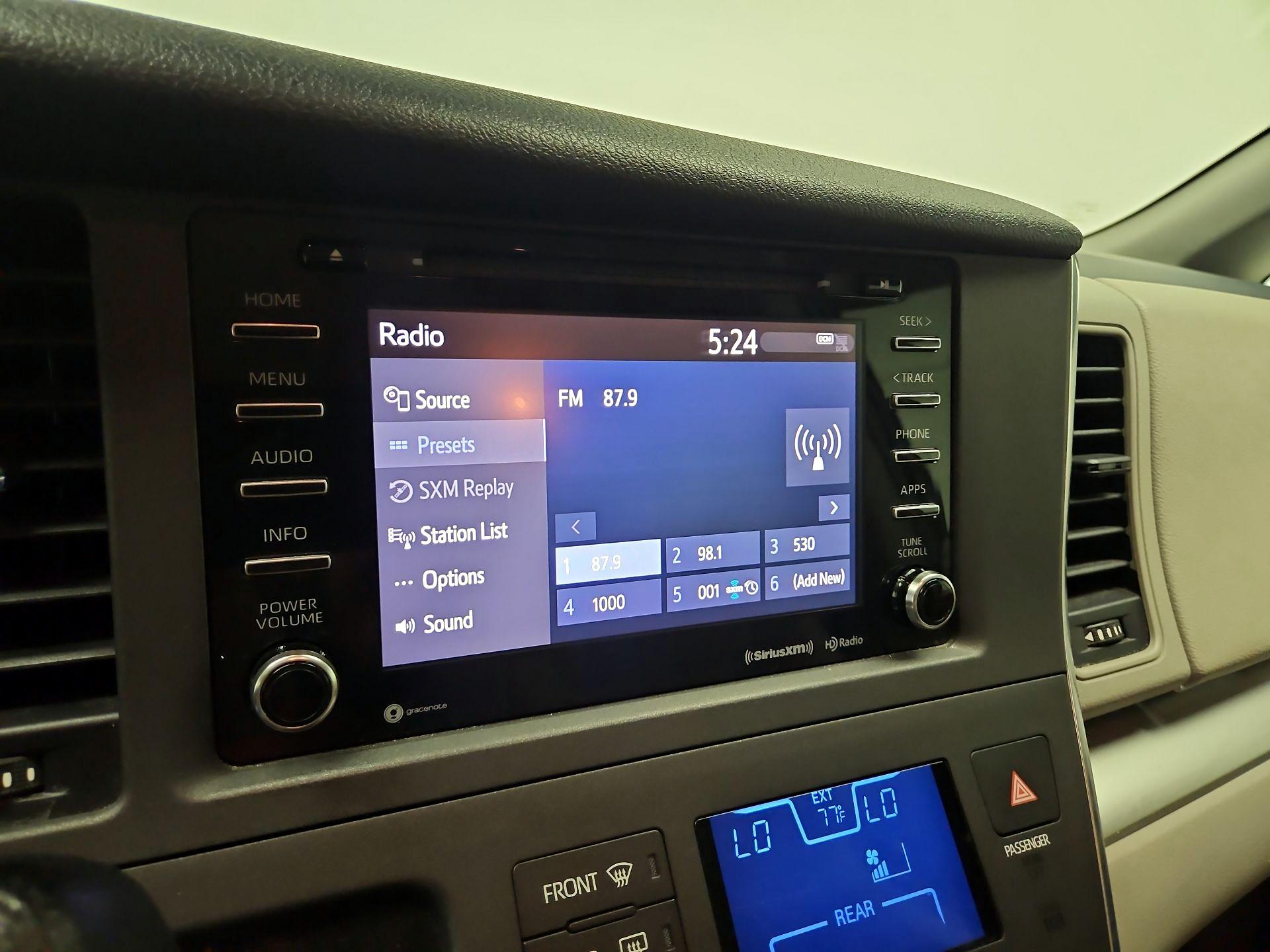 Thumbnail: 2018 Toyota Sienna - 15