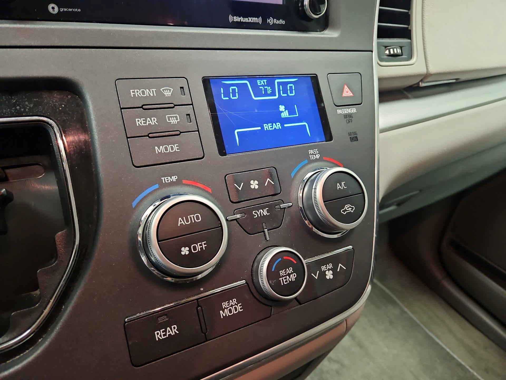 Thumbnail: 2018 Toyota Sienna - 16