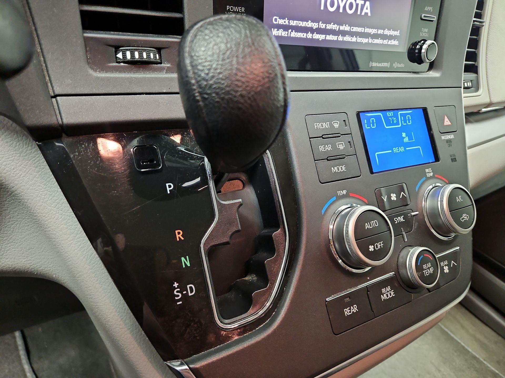 Thumbnail: 2018 Toyota Sienna - 17