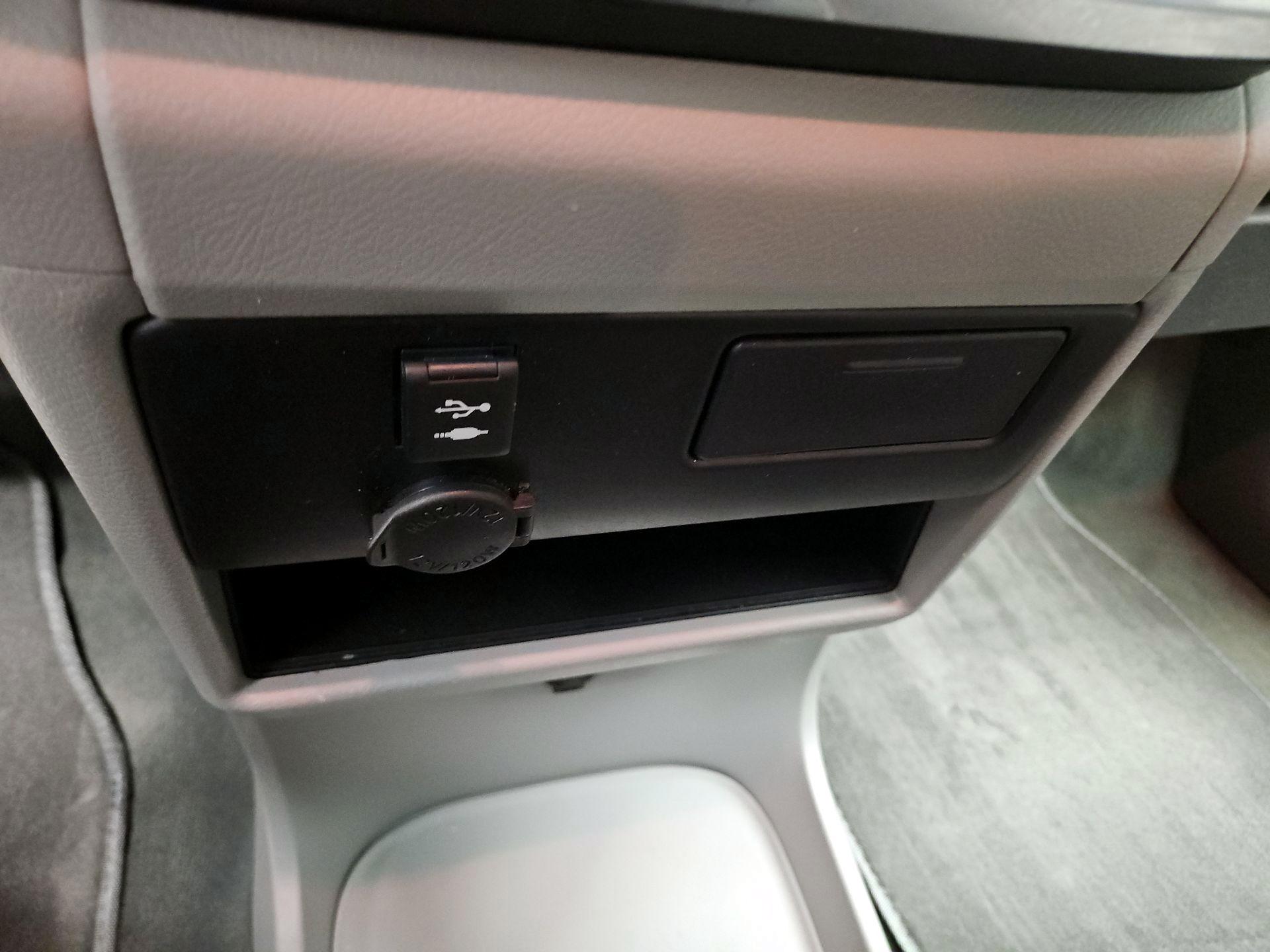 Thumbnail: 2018 Toyota Sienna - 18