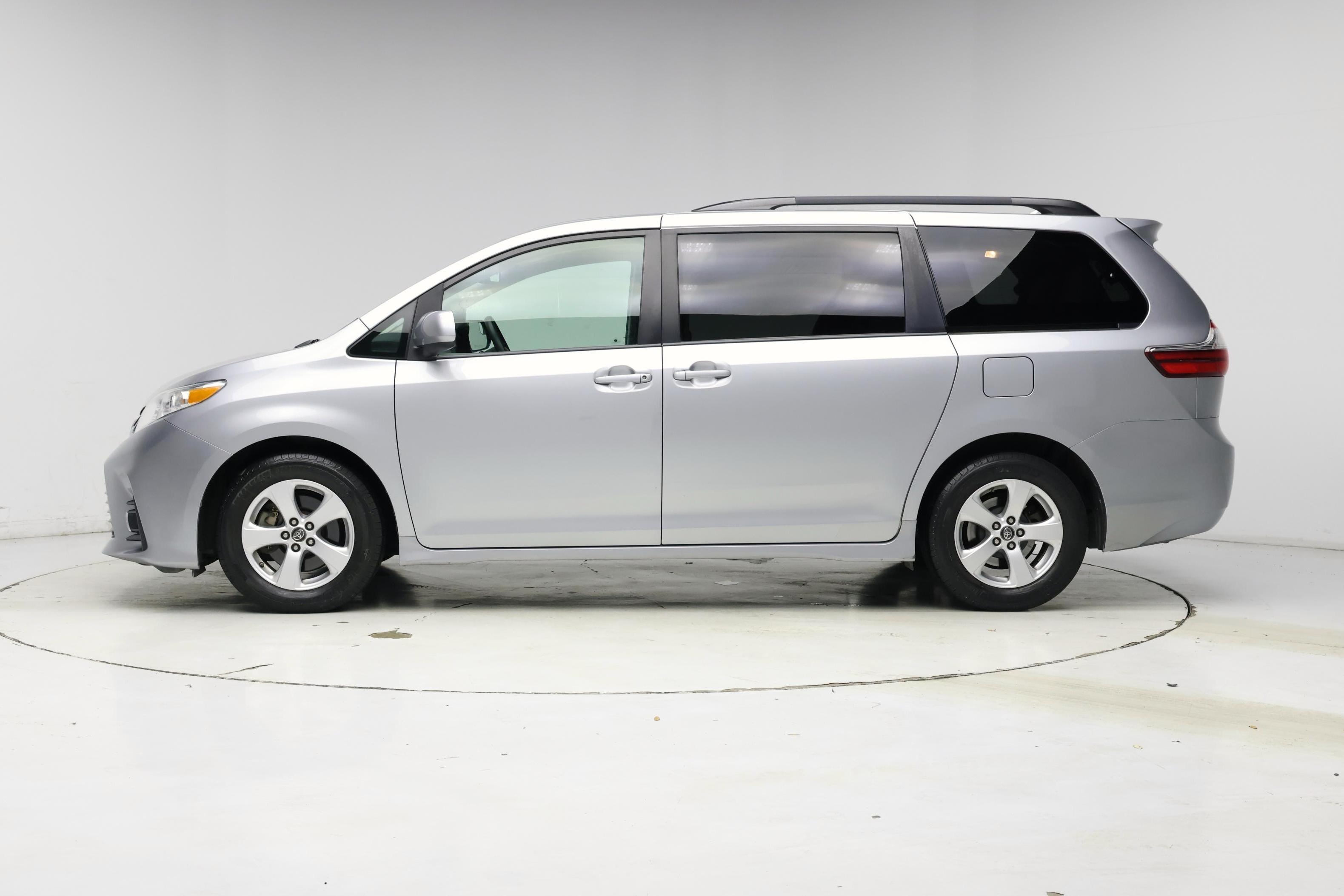 Thumbnail: 2018 Toyota Sienna - 3