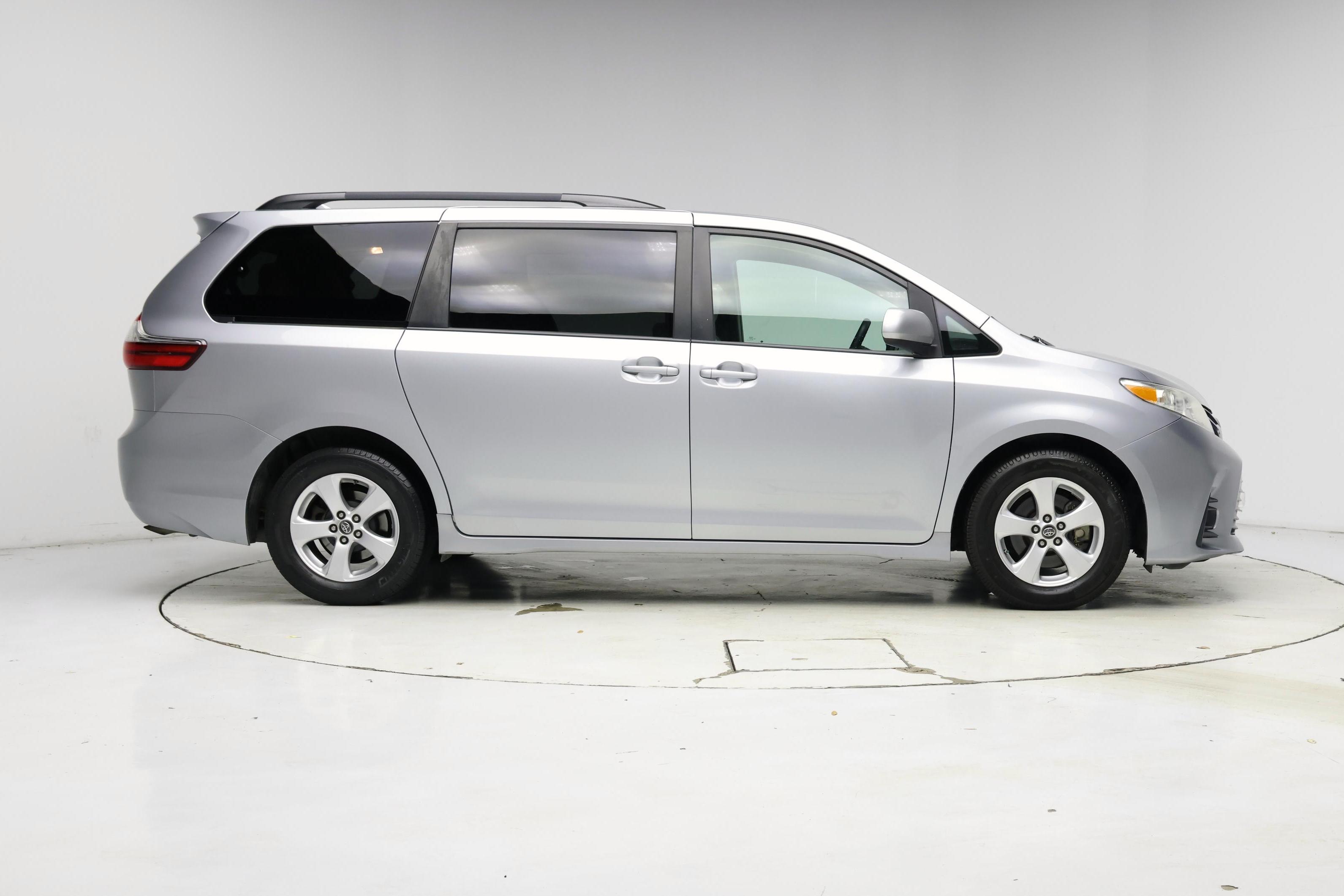 Thumbnail: 2018 Toyota Sienna - 7
