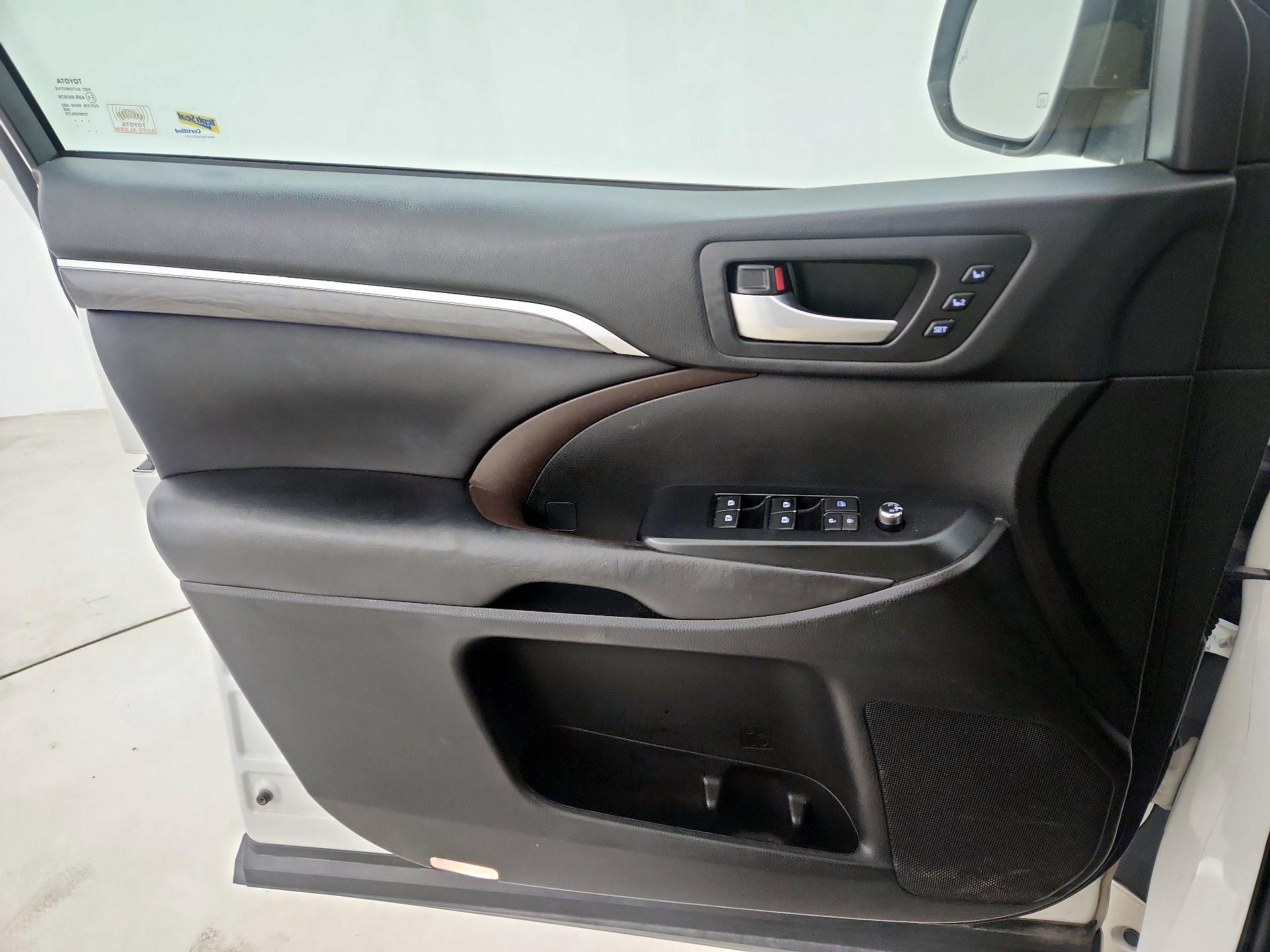 Thumbnail: 2017 Toyota Highlander - 12