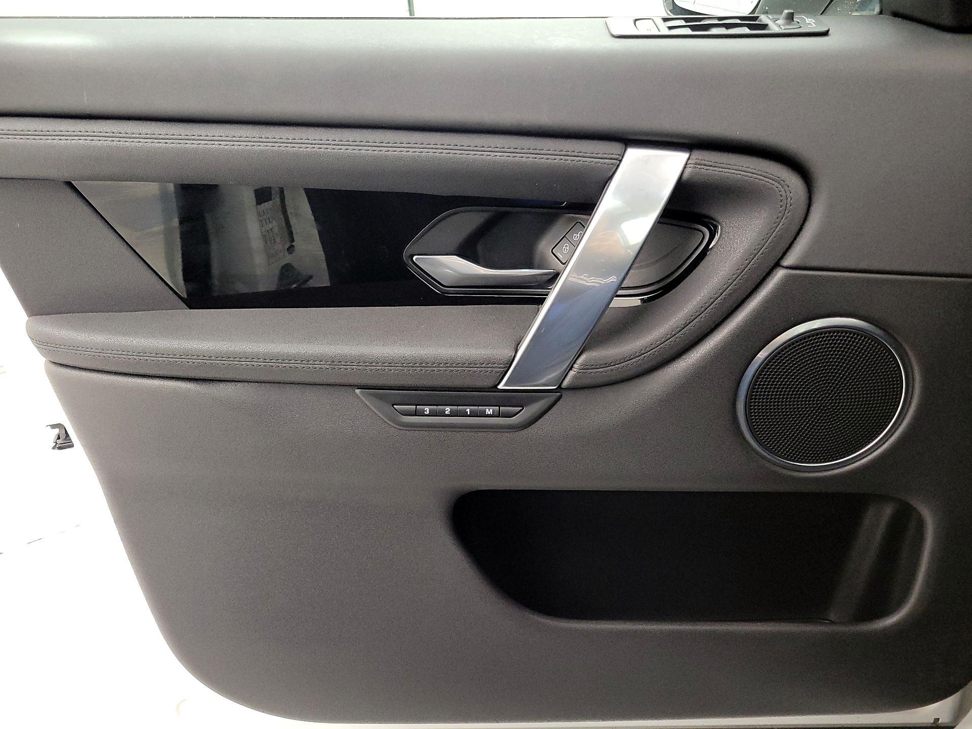 Thumbnail: 2020 Land Rover Discovery Sport - 12