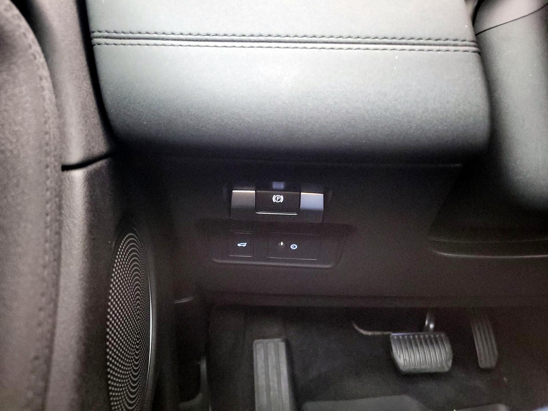 Thumbnail: 2020 Land Rover Discovery Sport - 13