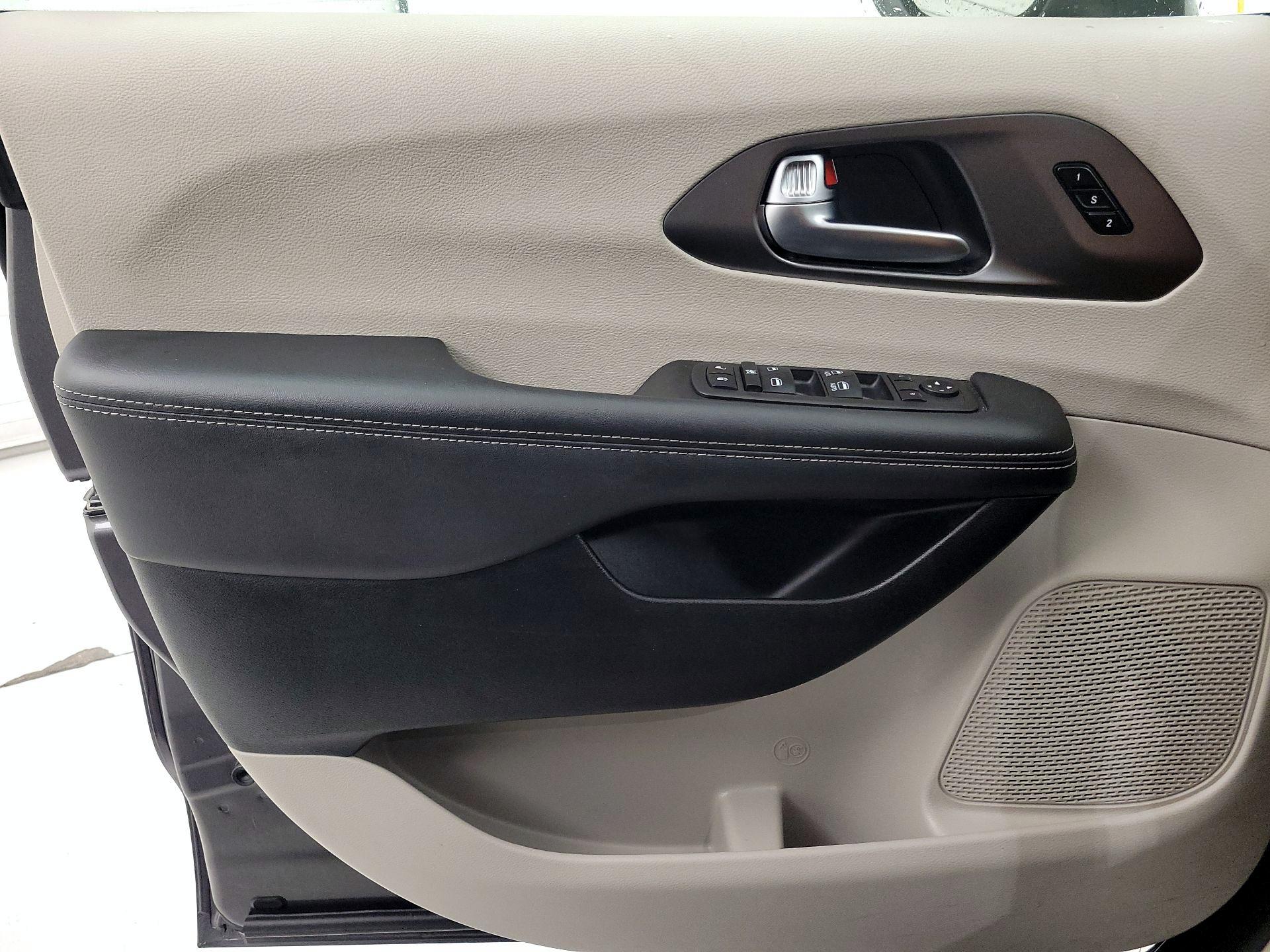 Thumbnail: 2023 Chrysler Pacifica - 12