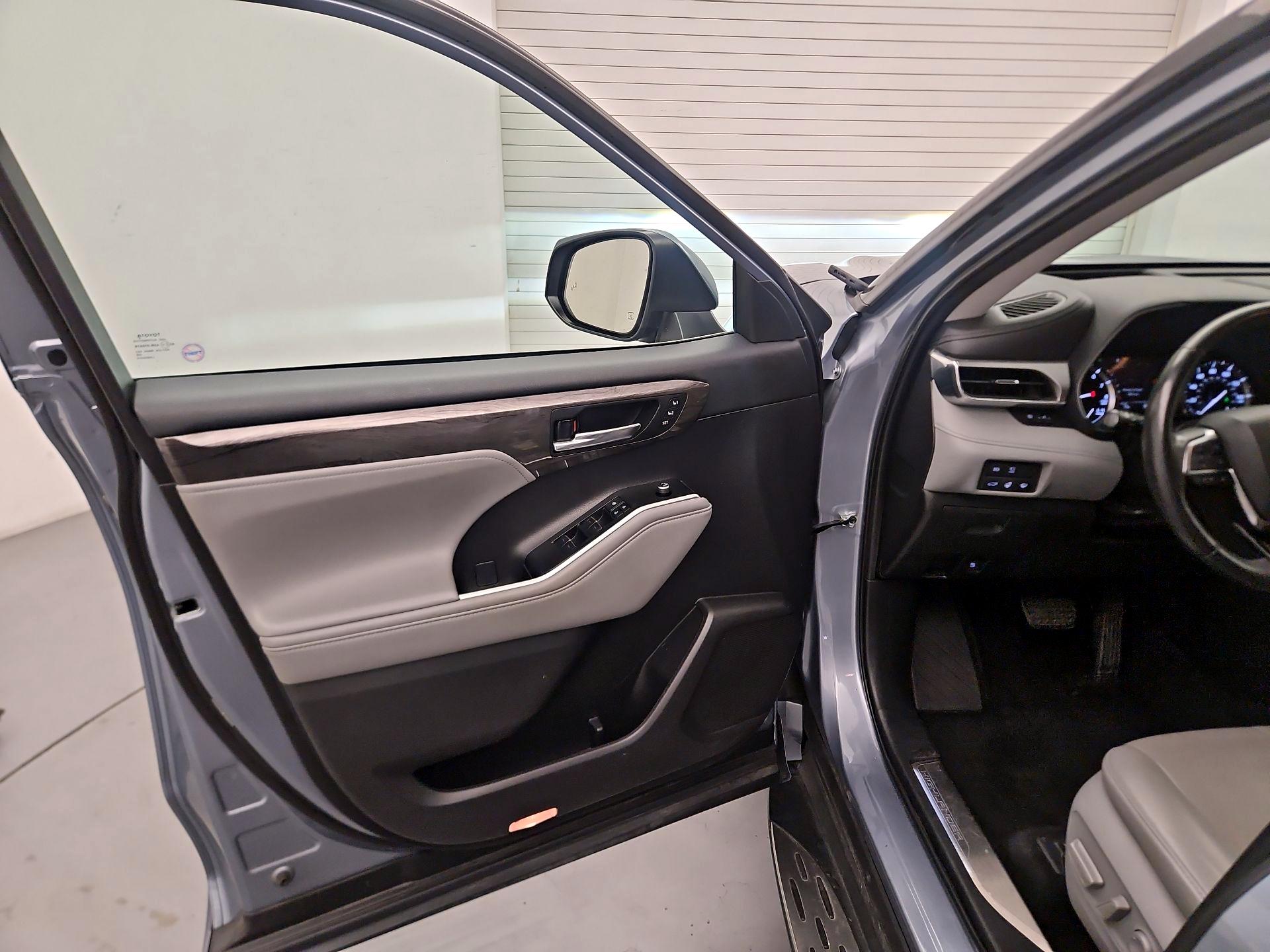 Thumbnail: 2021 Toyota Highlander - 12