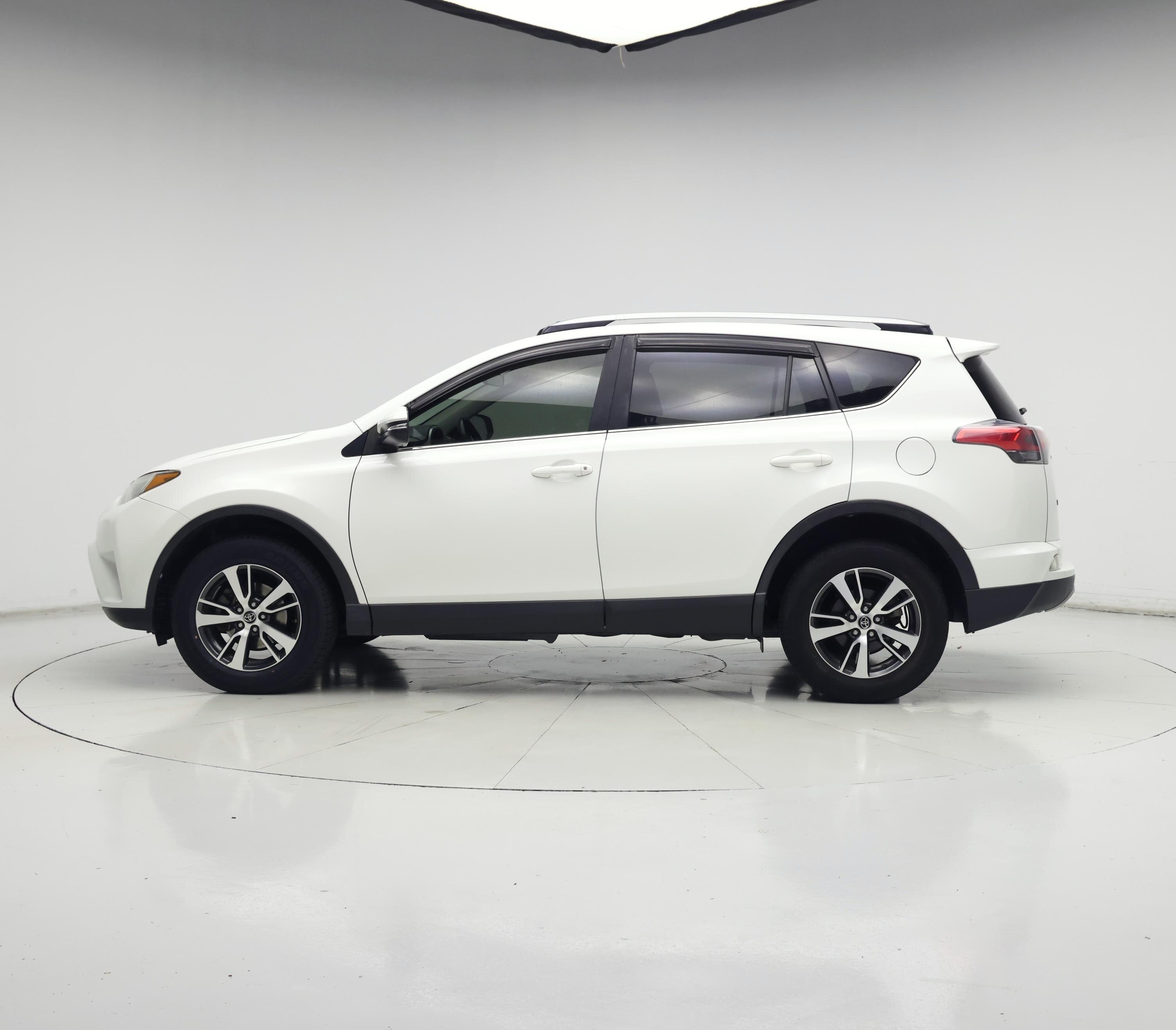 Thumbnail: 2017 Toyota RAV4 - 3