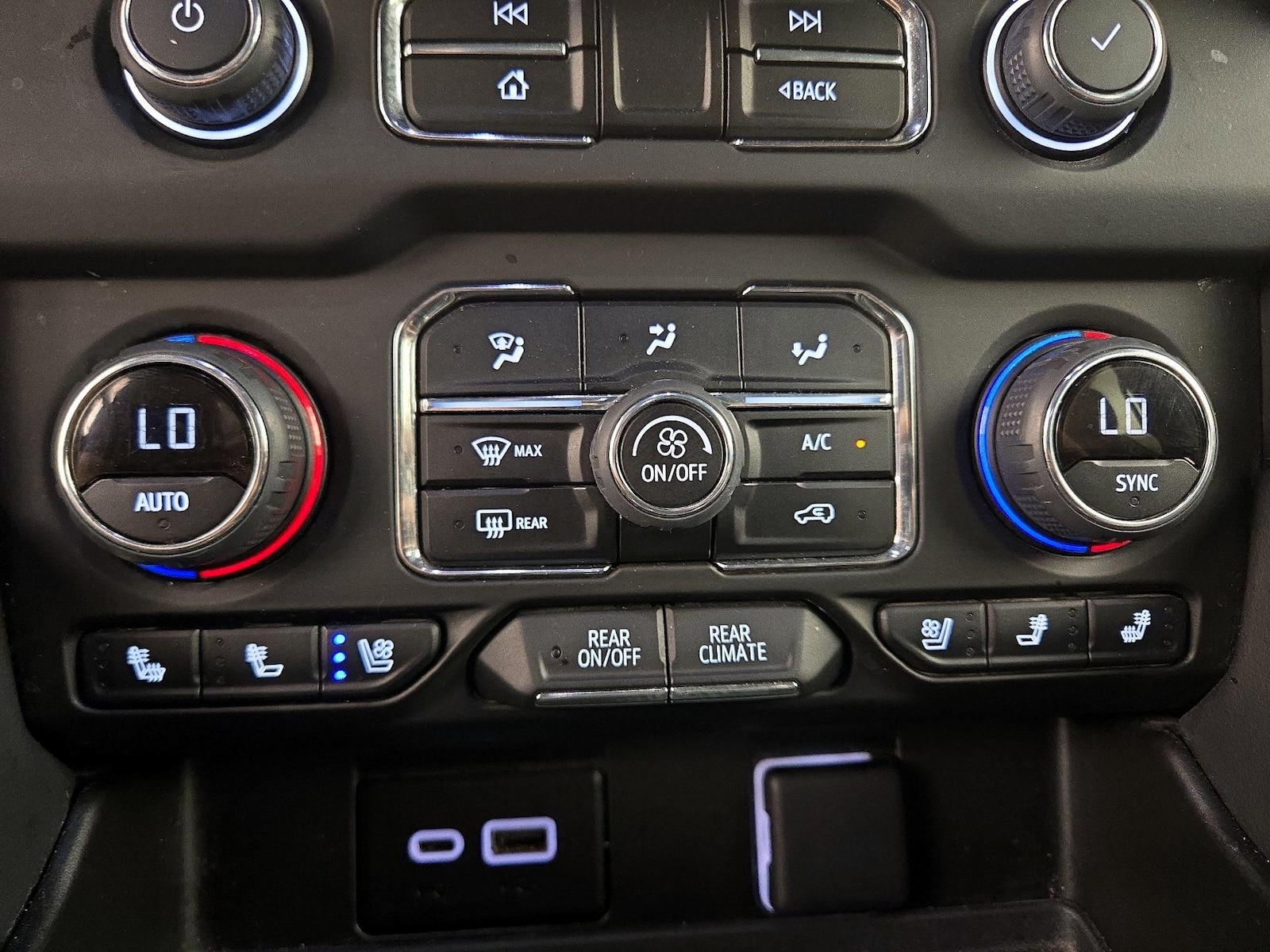 2023 Chevrolet Suburban Premier - Photo 17