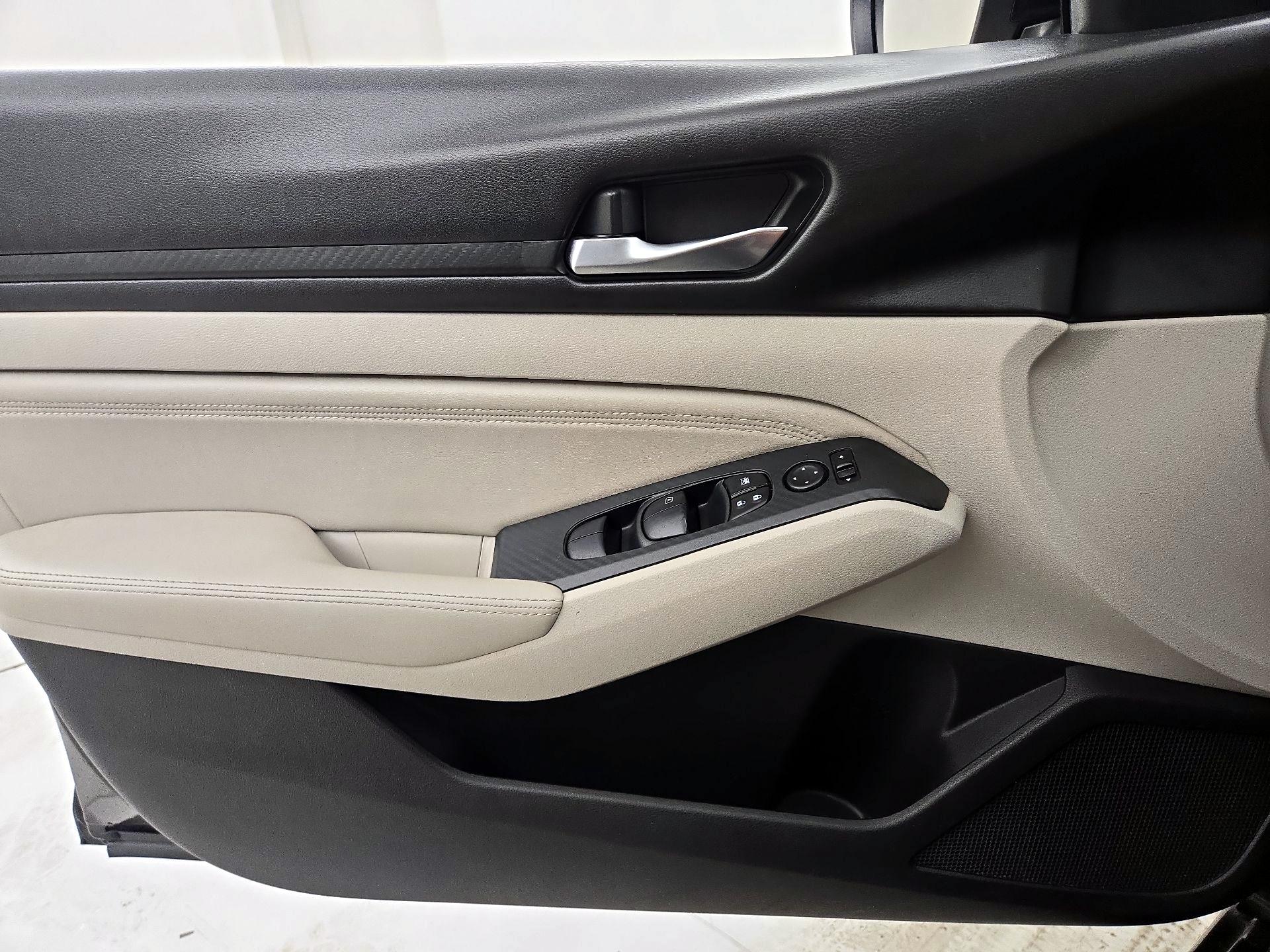 Thumbnail: 2019 Nissan Altima - 12
