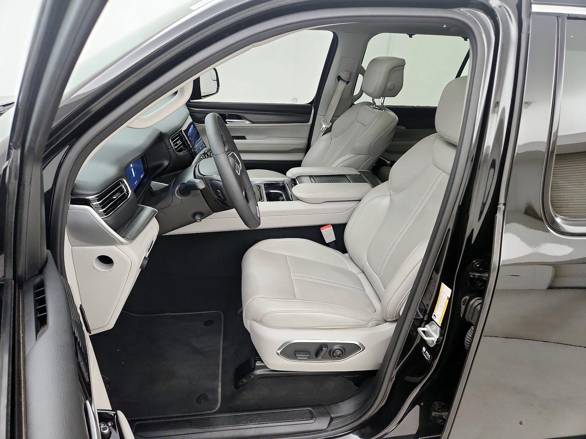 Thumbnail: 2023 Jeep Wagoneer - 11