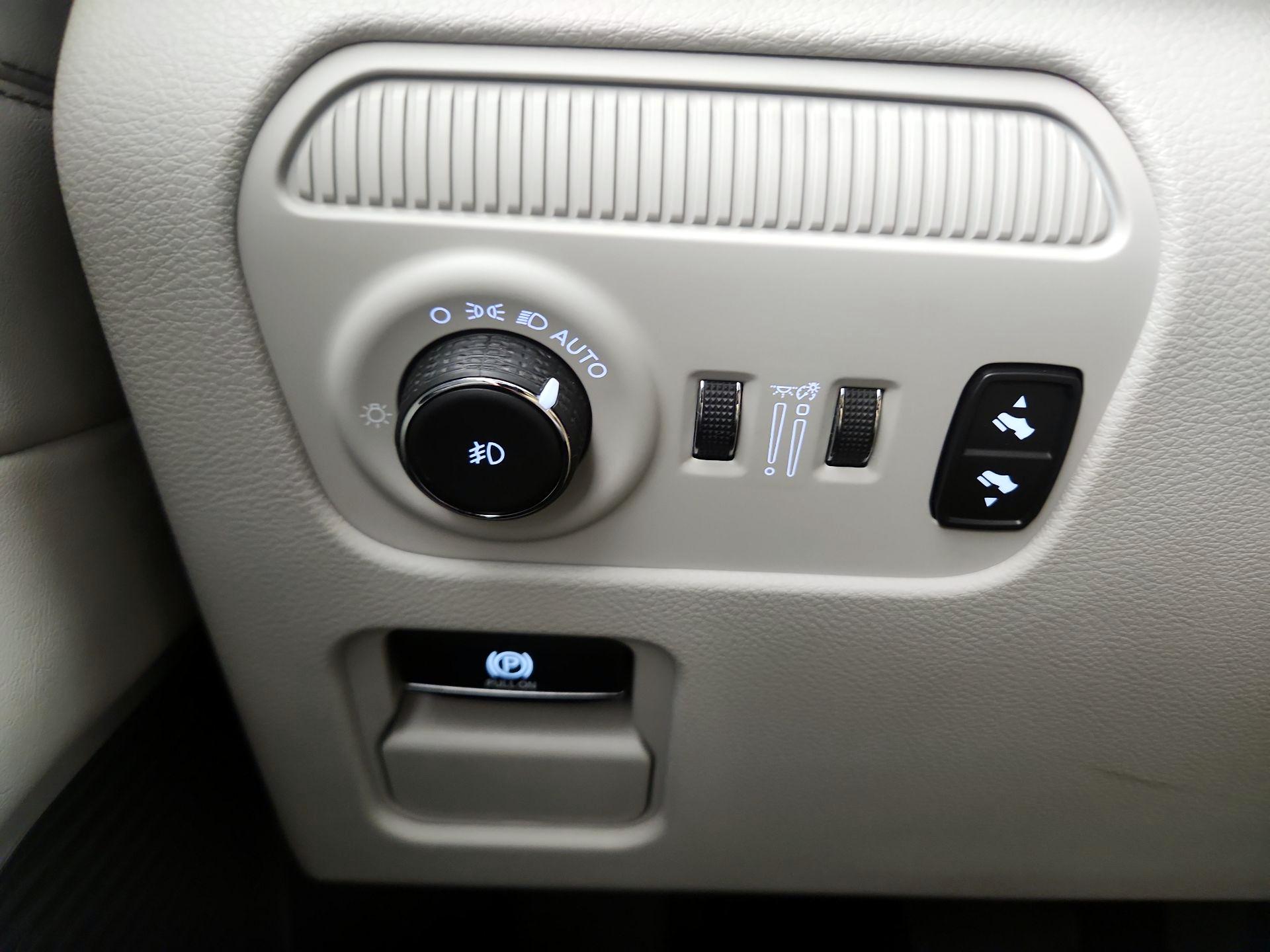 Thumbnail: 2023 Jeep Wagoneer - 13