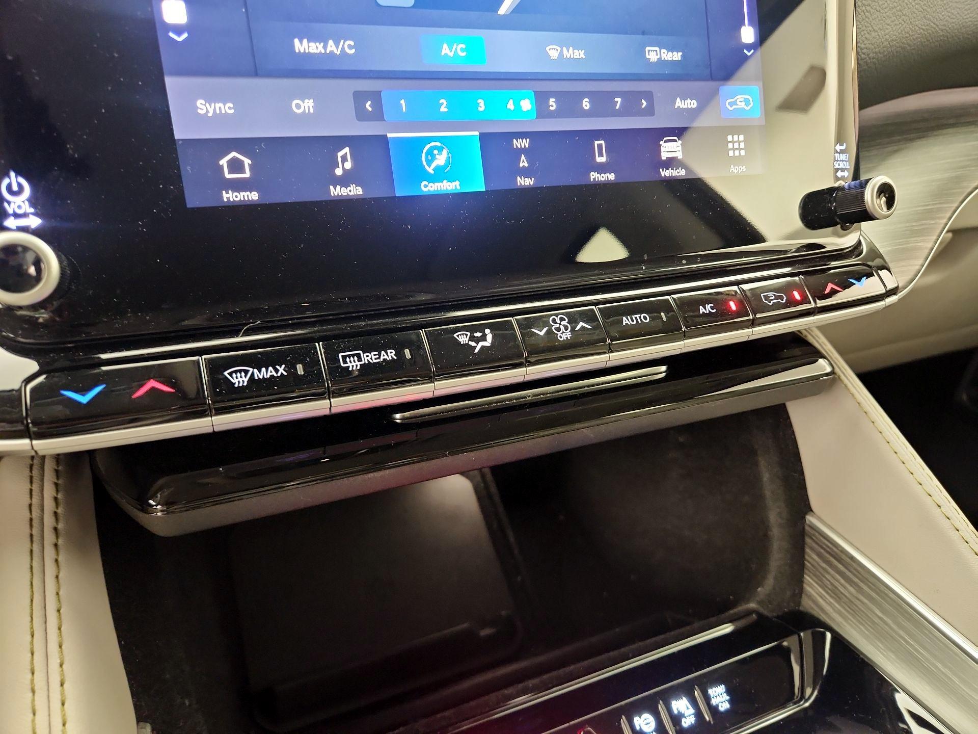 Thumbnail: 2023 Jeep Wagoneer - 17