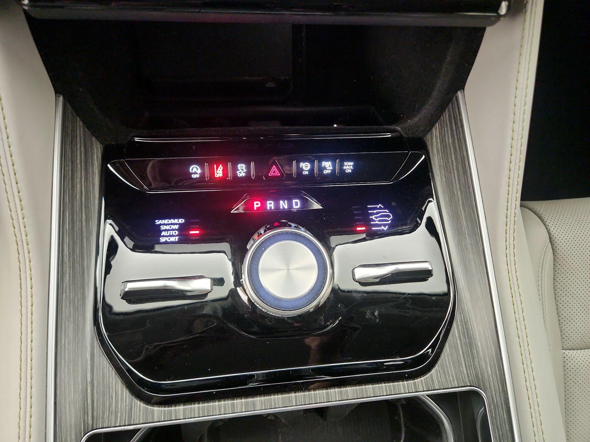 Thumbnail: 2023 Jeep Wagoneer - 18