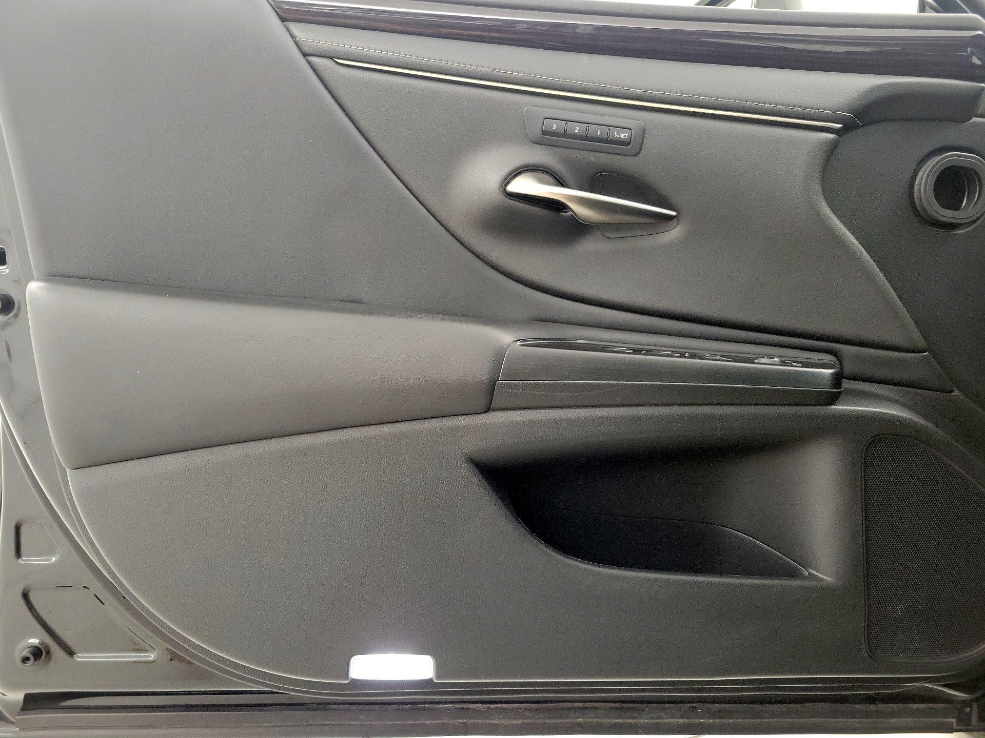 Thumbnail: 2021 Lexus ES - 12