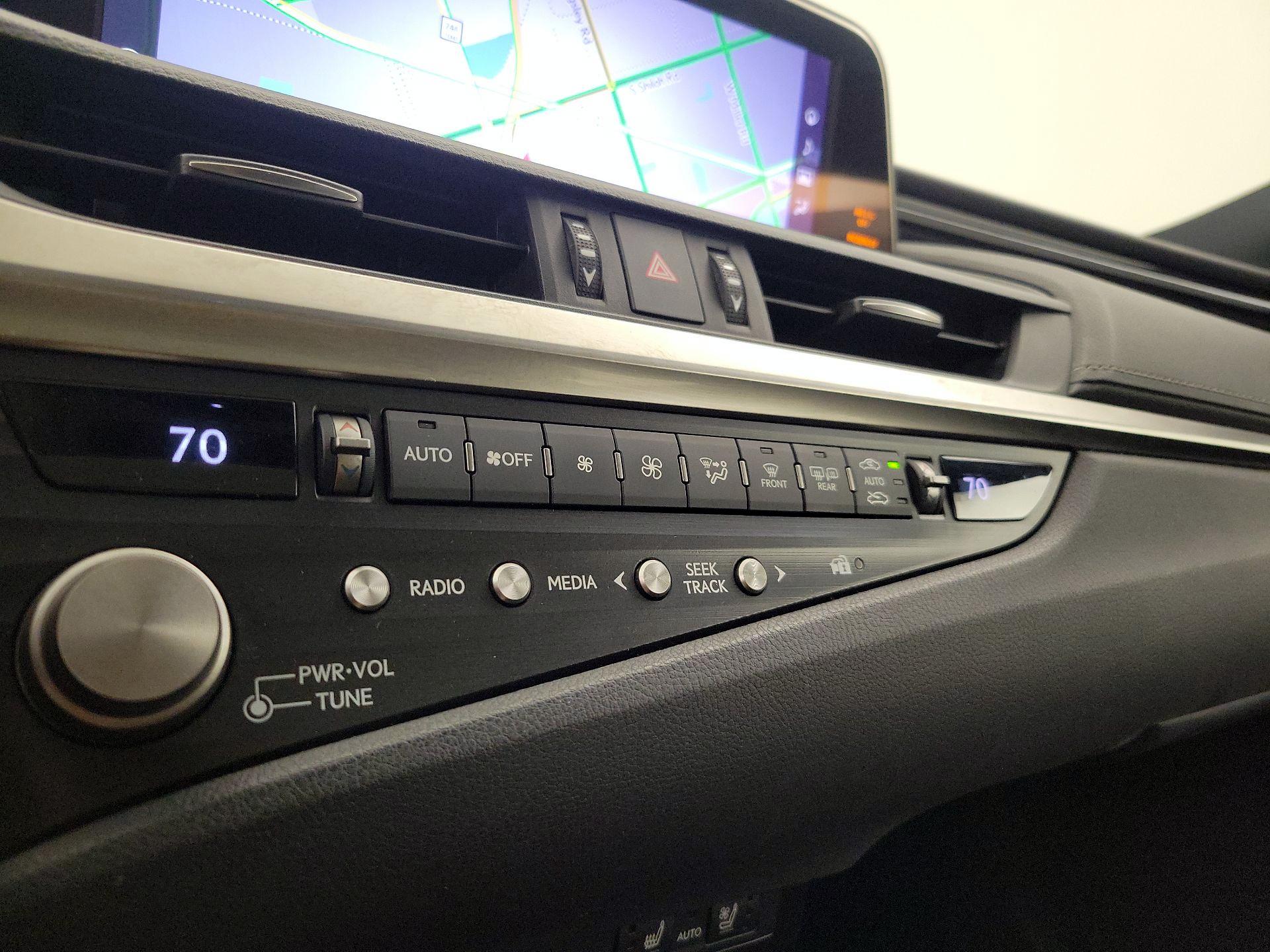 Thumbnail: 2021 Lexus ES - 16