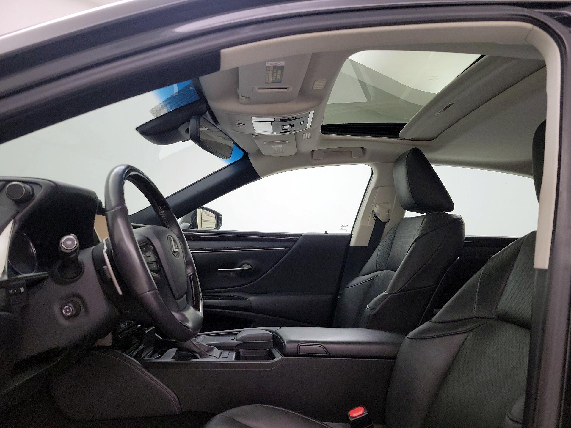 Thumbnail: 2021 Lexus ES - 19