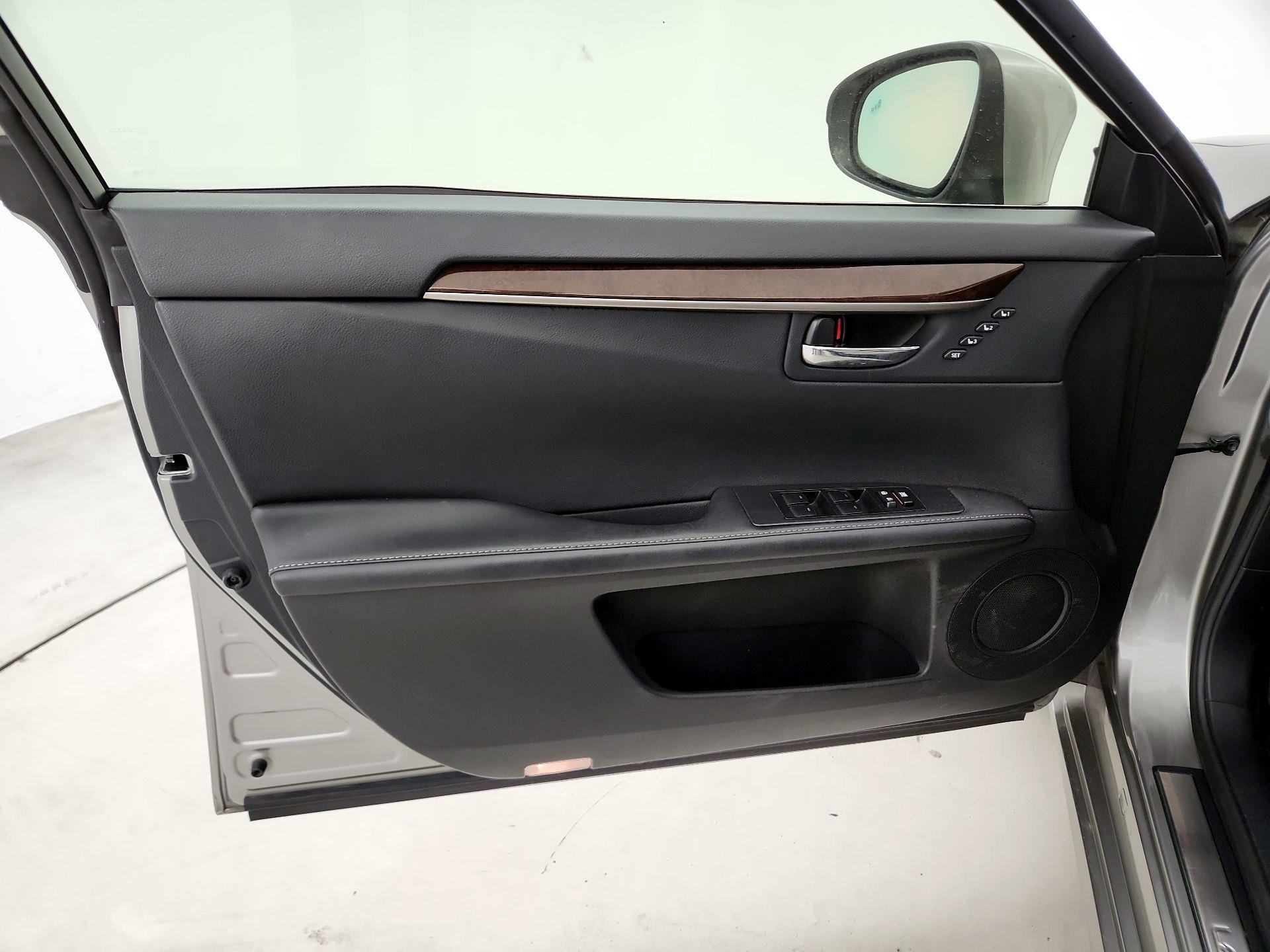 Thumbnail: 2015 Lexus ES - 12