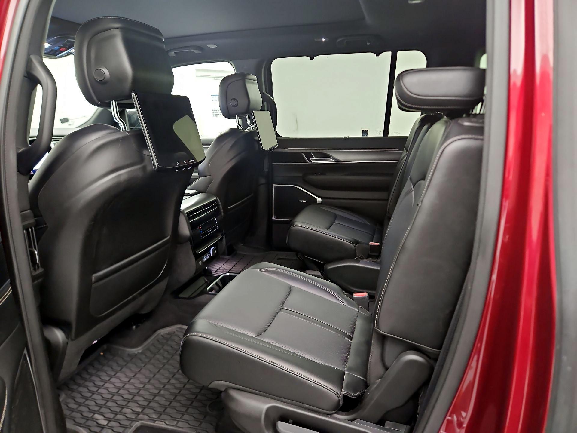 Thumbnail: 2024 Jeep Wagoneer - 18