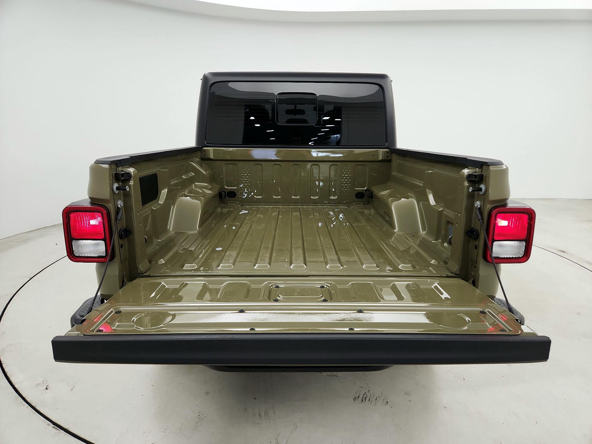 Thumbnail: 2025 Jeep Gladiator - 16