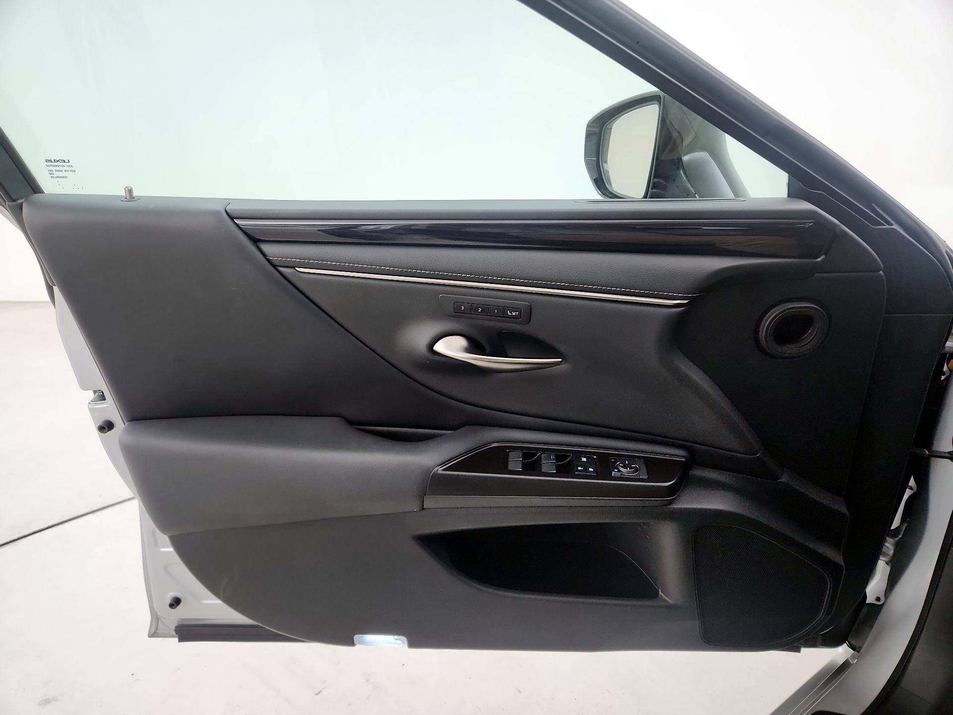 Thumbnail: 2019 Lexus ES - 12