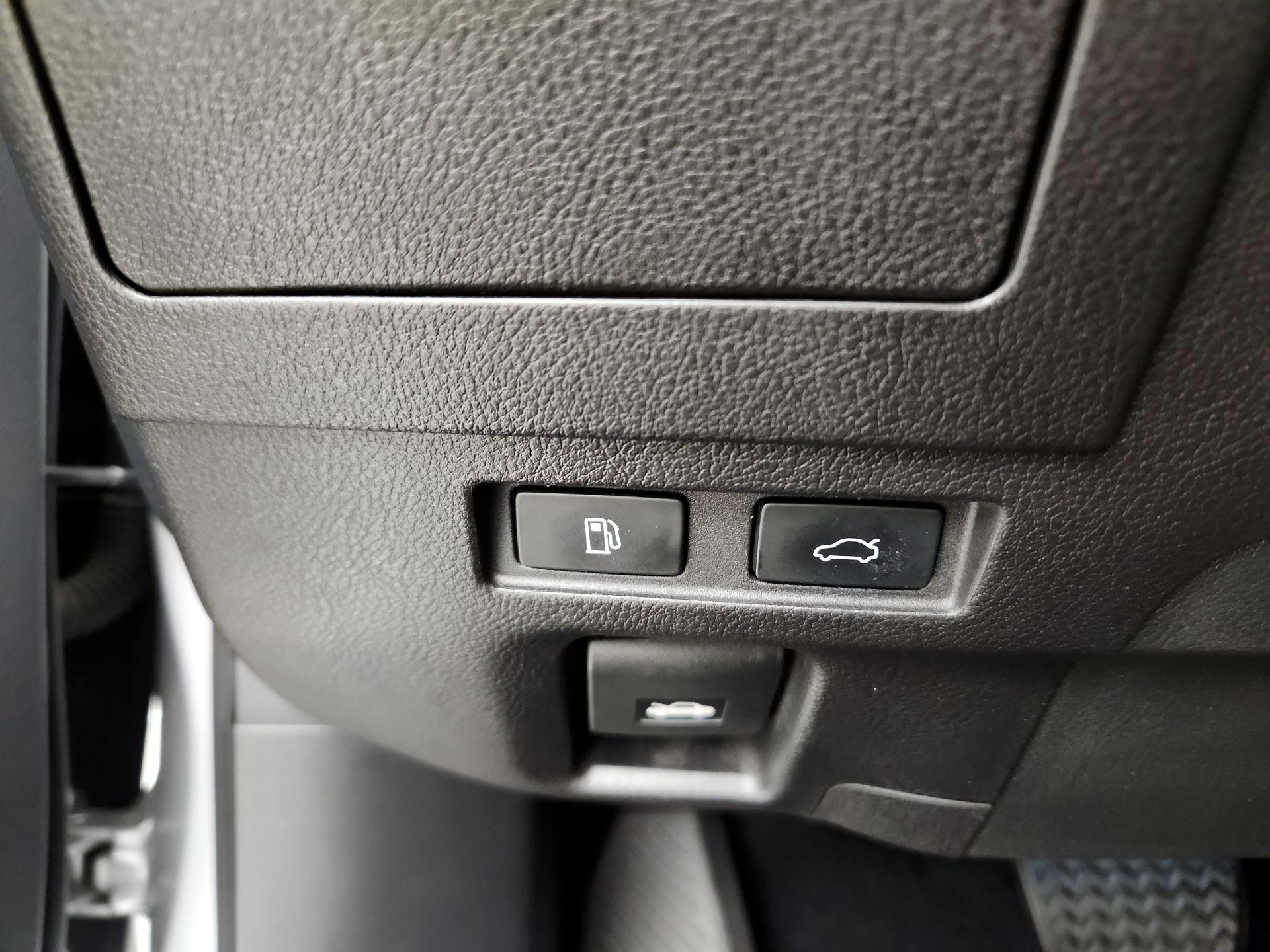 Thumbnail: 2019 Lexus ES - 13