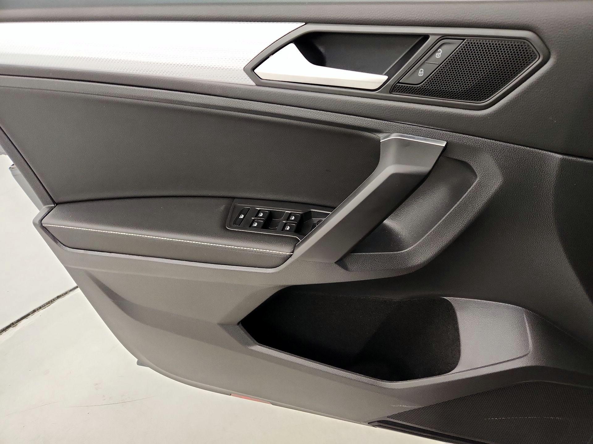 Thumbnail: 2023 Volkswagen Tiguan - 12