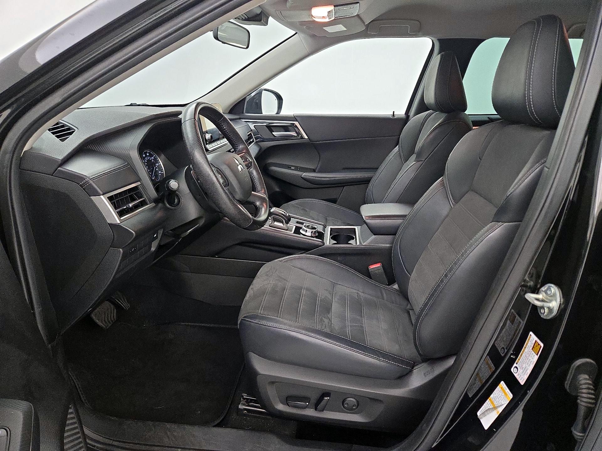 Thumbnail: 2023 Mitsubishi Outlander - 11