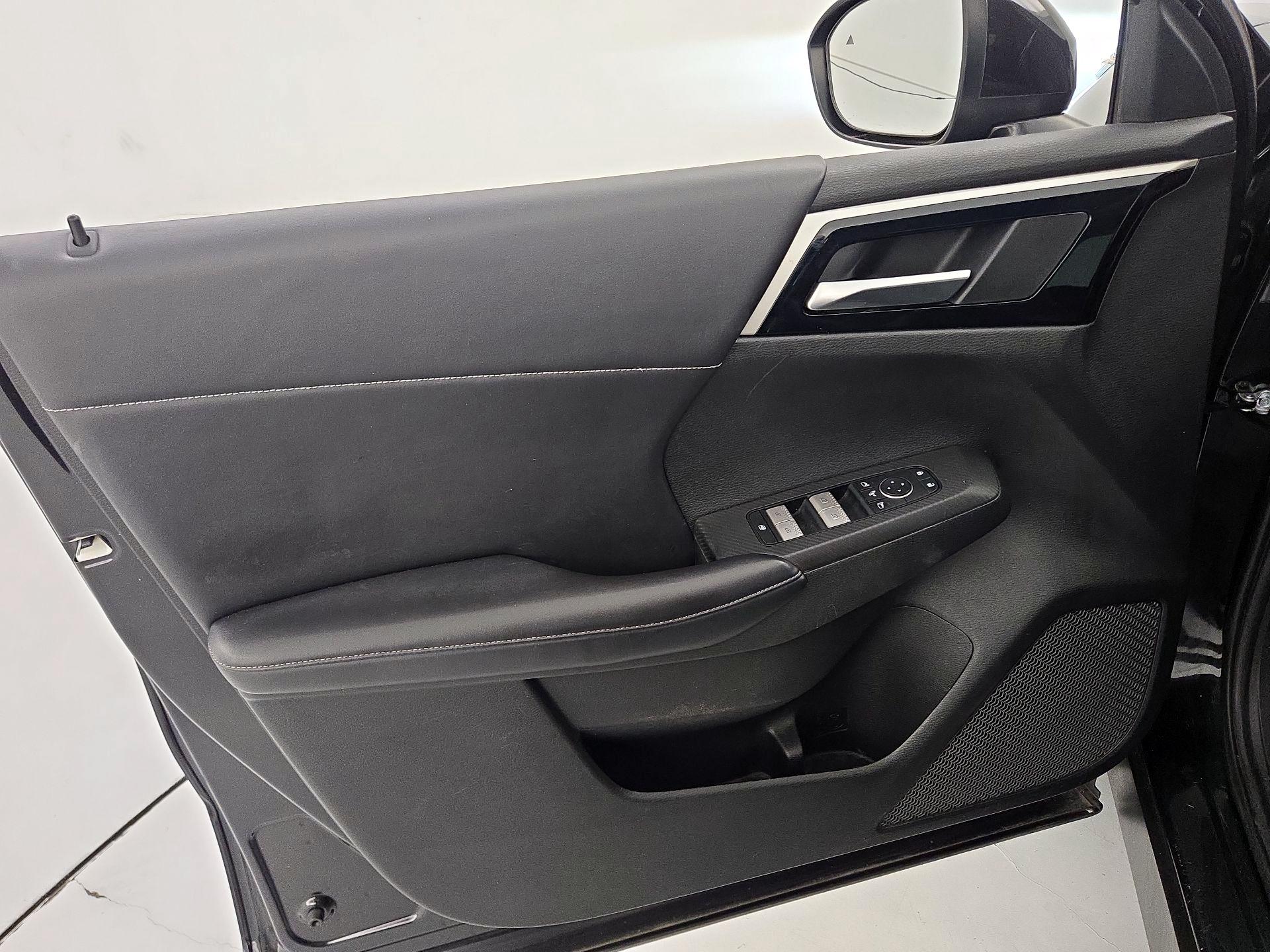 Thumbnail: 2023 Mitsubishi Outlander - 12