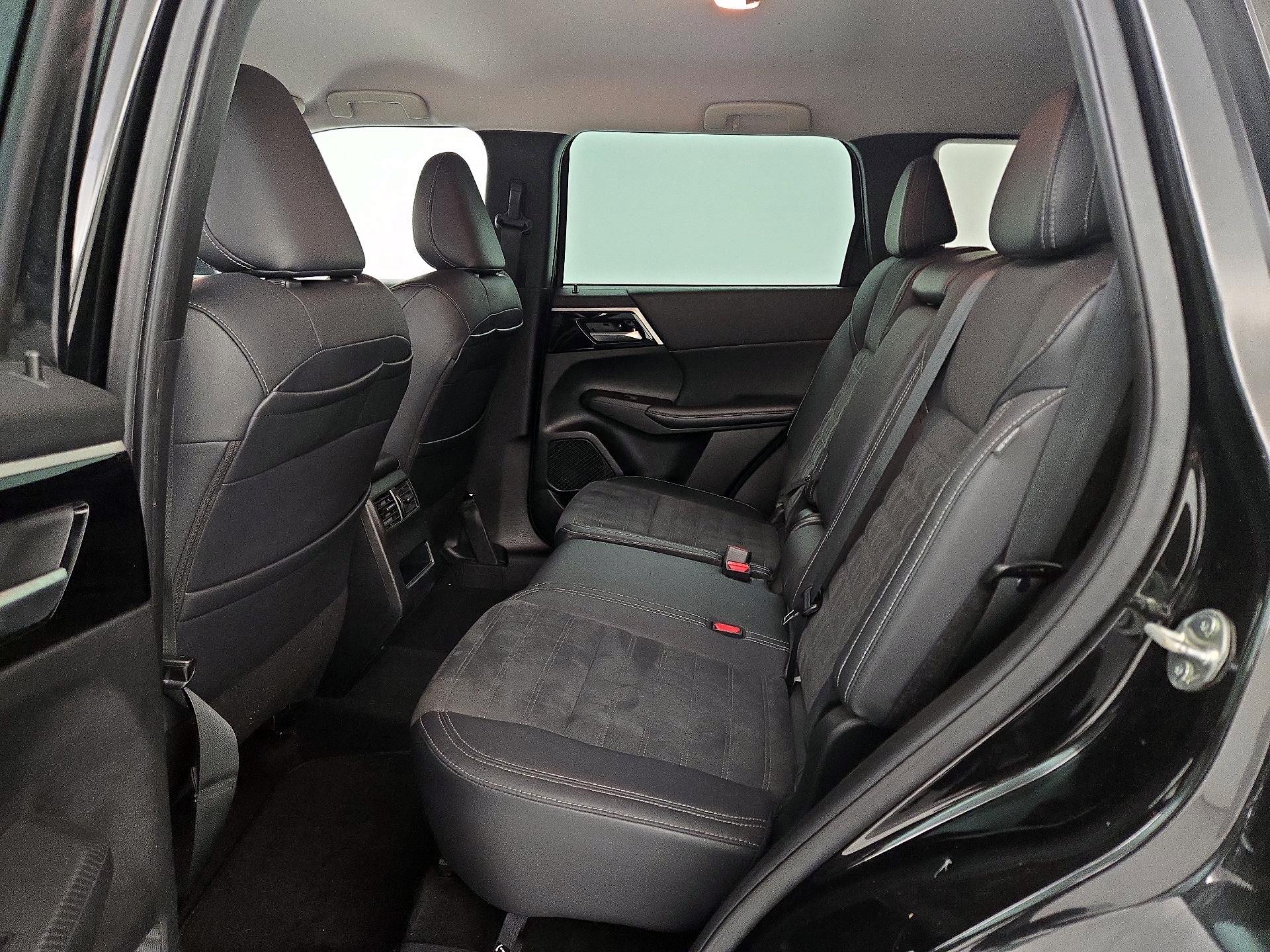 Thumbnail: 2023 Mitsubishi Outlander - 19