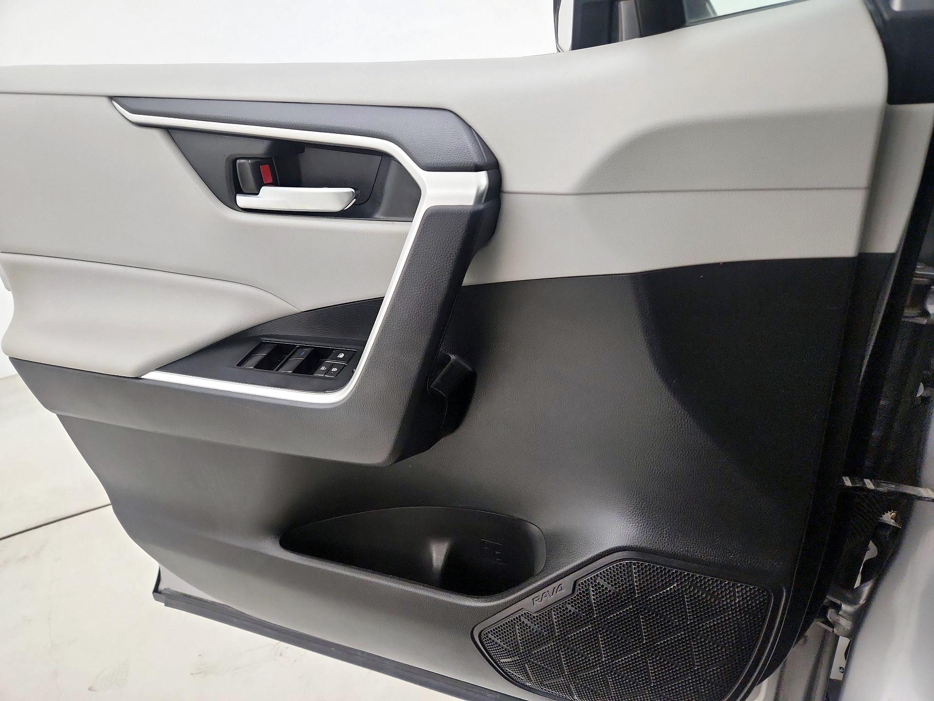 Thumbnail: 2020 Toyota RAV4 - 12