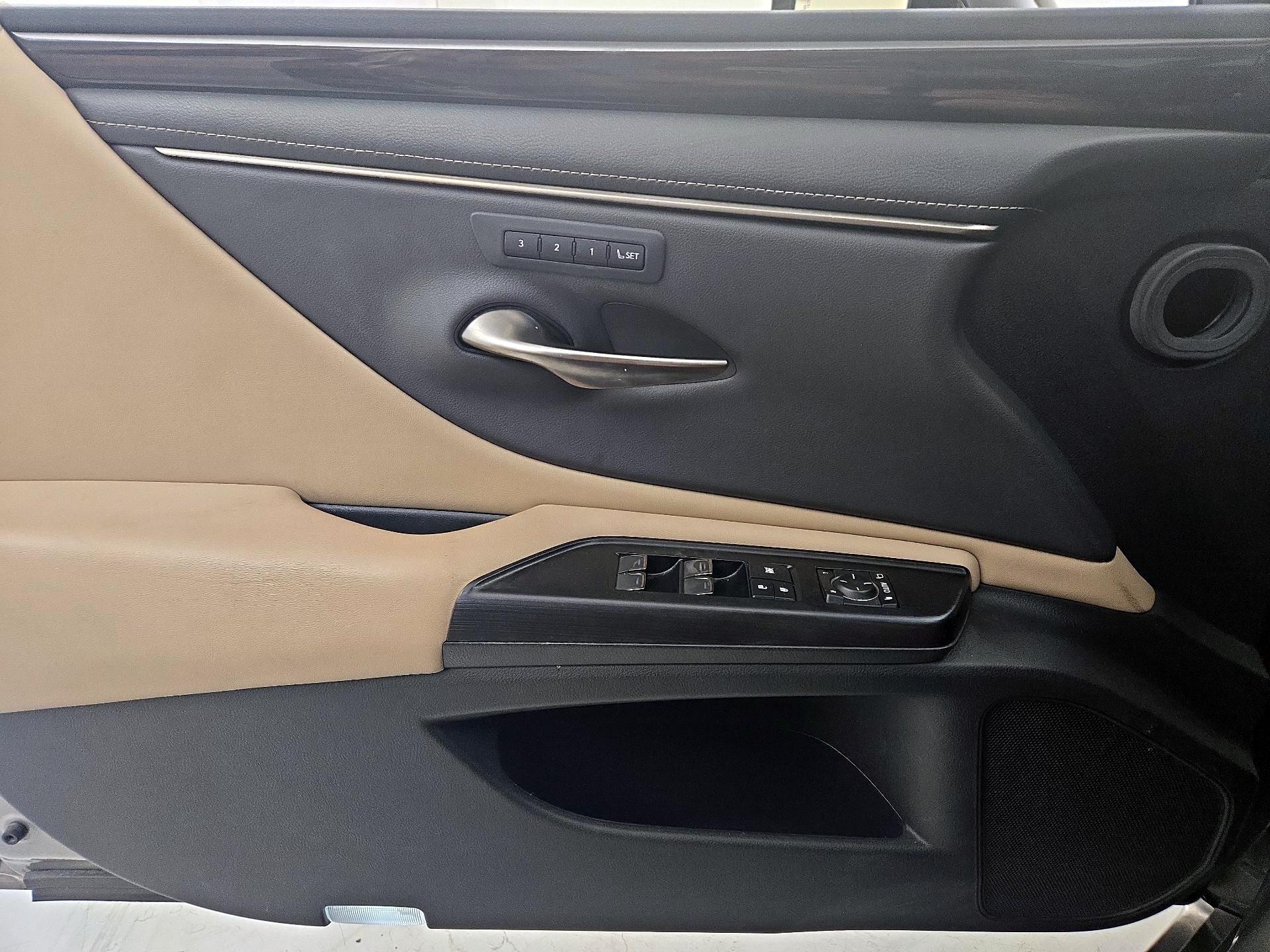 Thumbnail: 2021 Lexus ES - 12