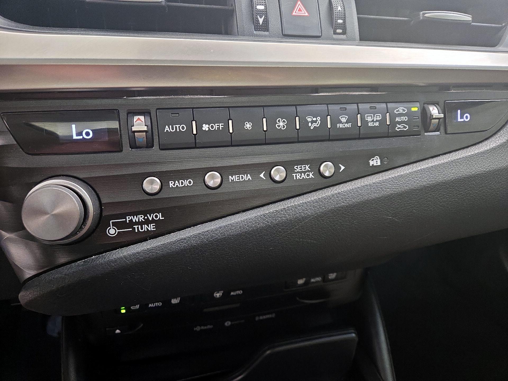 Thumbnail: 2021 Lexus ES - 15