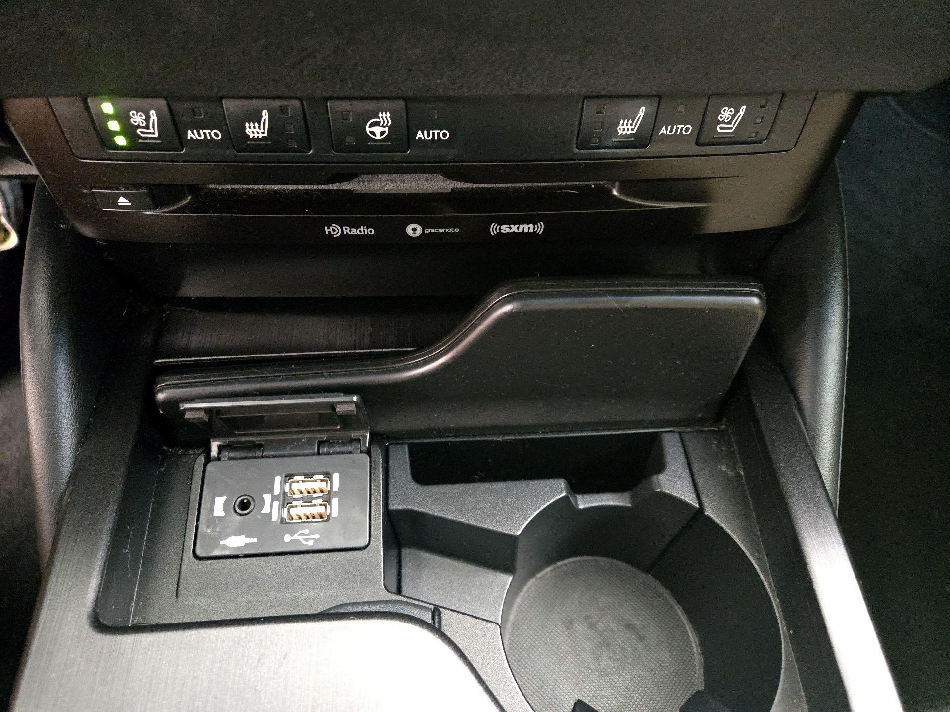 Thumbnail: 2021 Lexus ES - 17