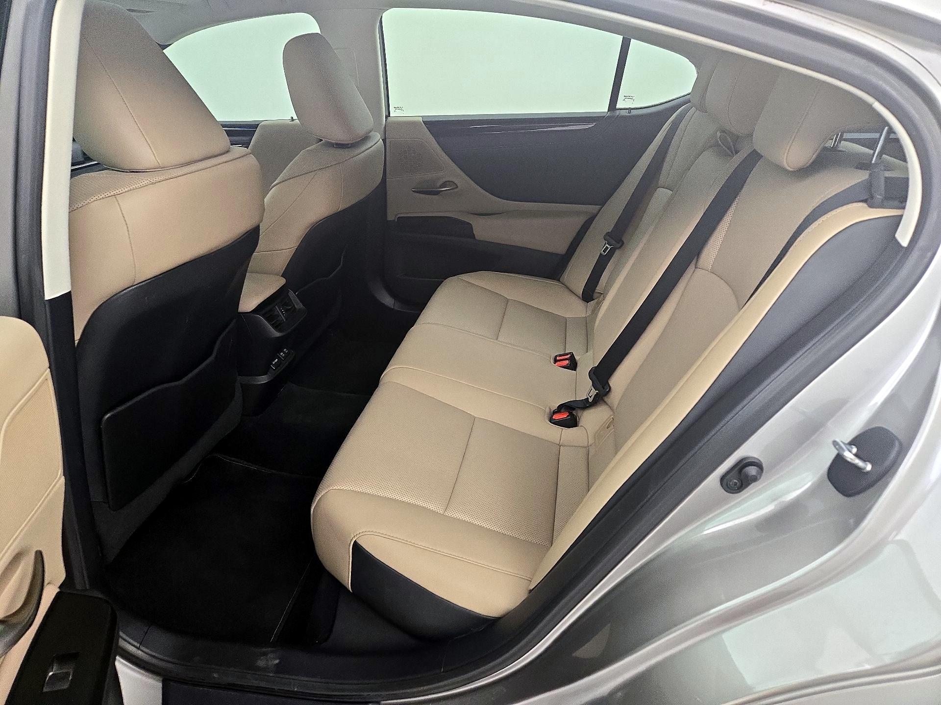 Thumbnail: 2021 Lexus ES - 19