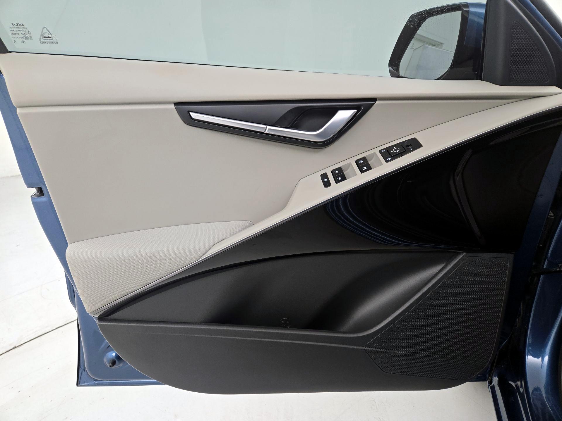 Thumbnail: 2023 Kia Niro - 12