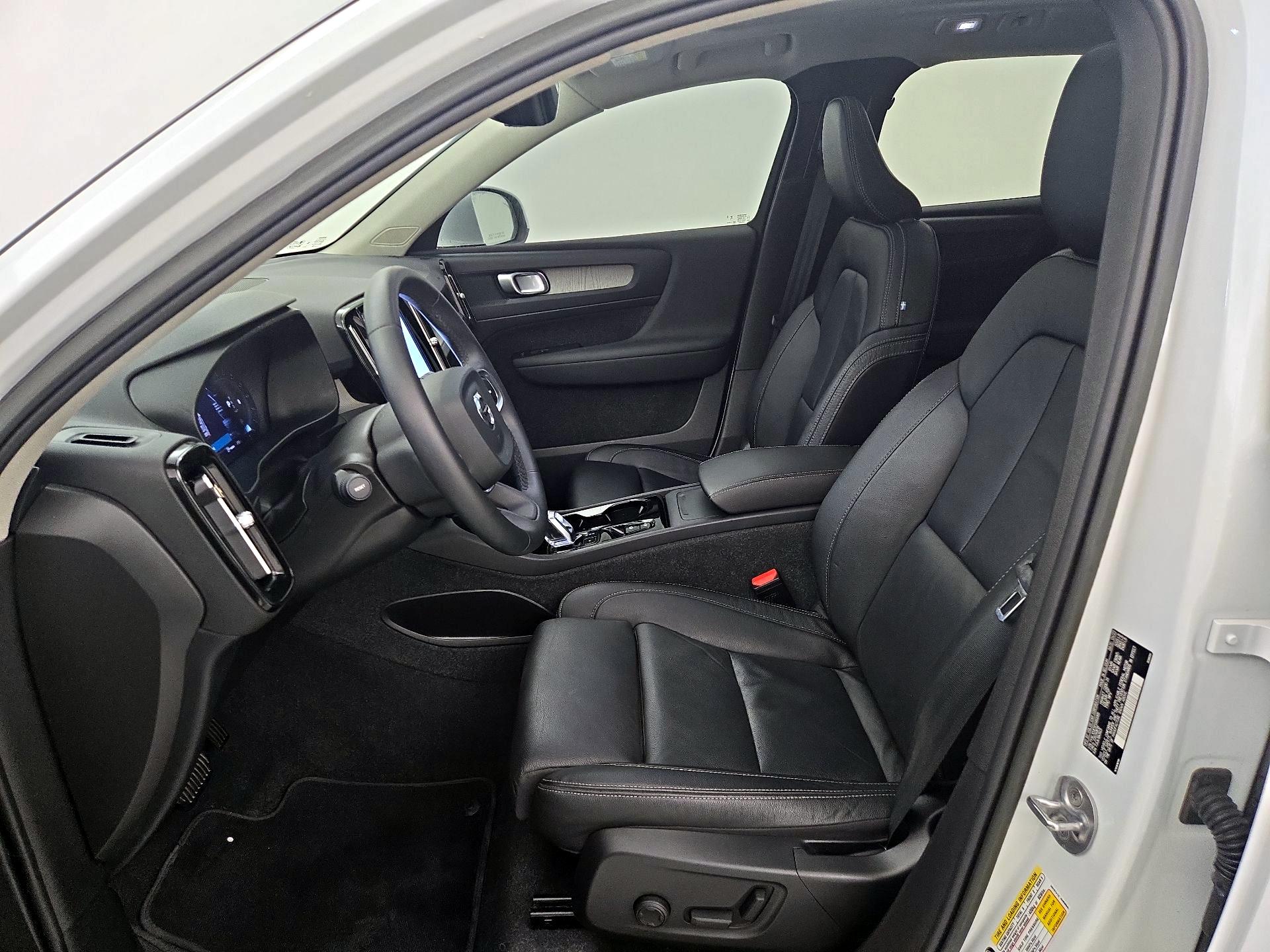 Thumbnail: 2023 Volvo XC40 - 9