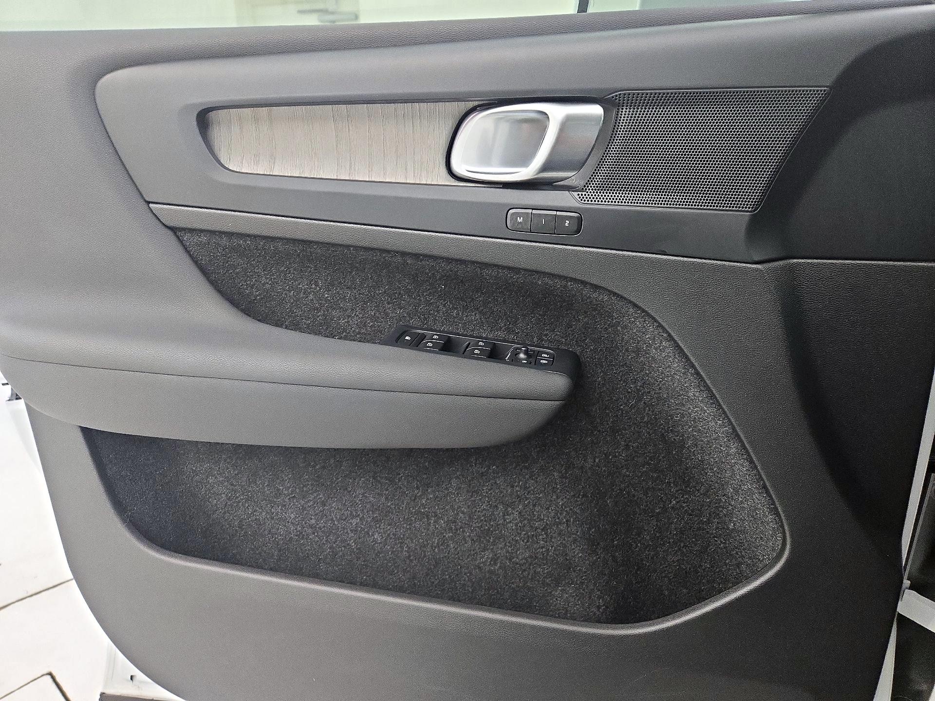 Thumbnail: 2023 Volvo XC40 - 10