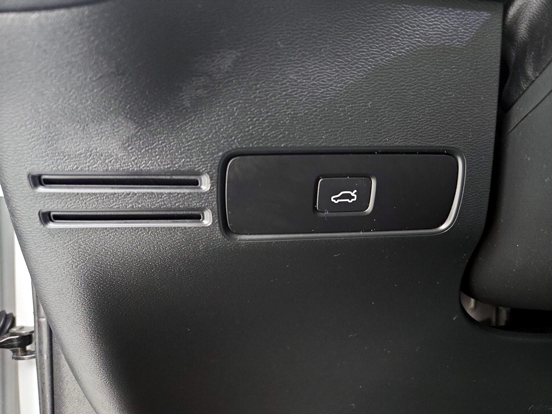 Thumbnail: 2023 Volvo XC40 - 11